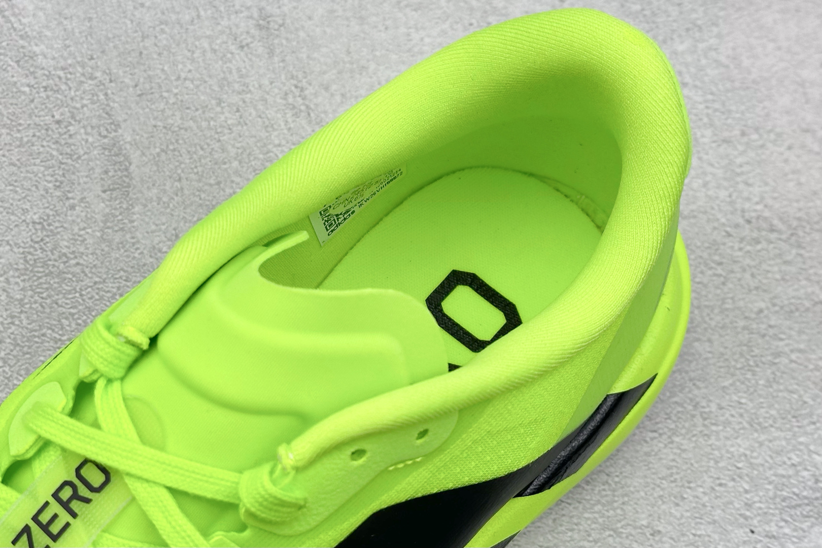 RS版 Adidas Adizero Evo SL阿迪超轻透气缓震跑鞋整体外观造型与adiZero Ad