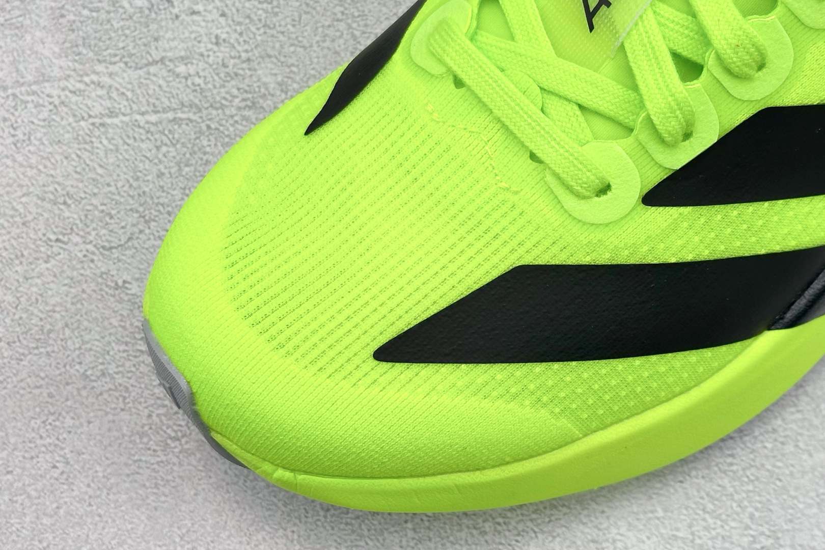 RS版 Adidas Adizero Evo SL阿迪超轻透气缓震跑鞋整体外观造型与adiZero Ad