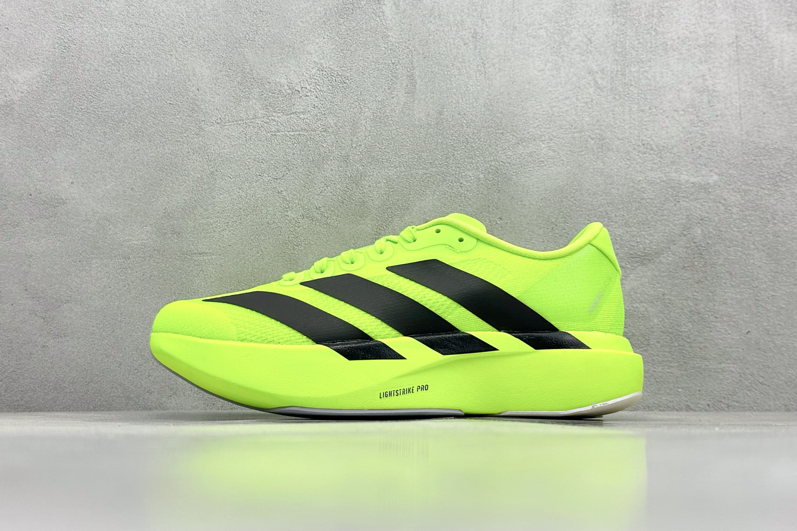 RS版 Adidas Adizero Evo SL阿迪超轻透气缓震跑鞋整体外观造型与adiZero Ad