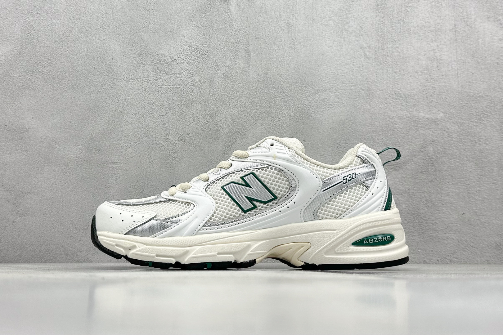 福利特价 放店私
New Balance NB530 新百伦复古透气跑步鞋 抛弃过往以皮革为主的人气轮廓