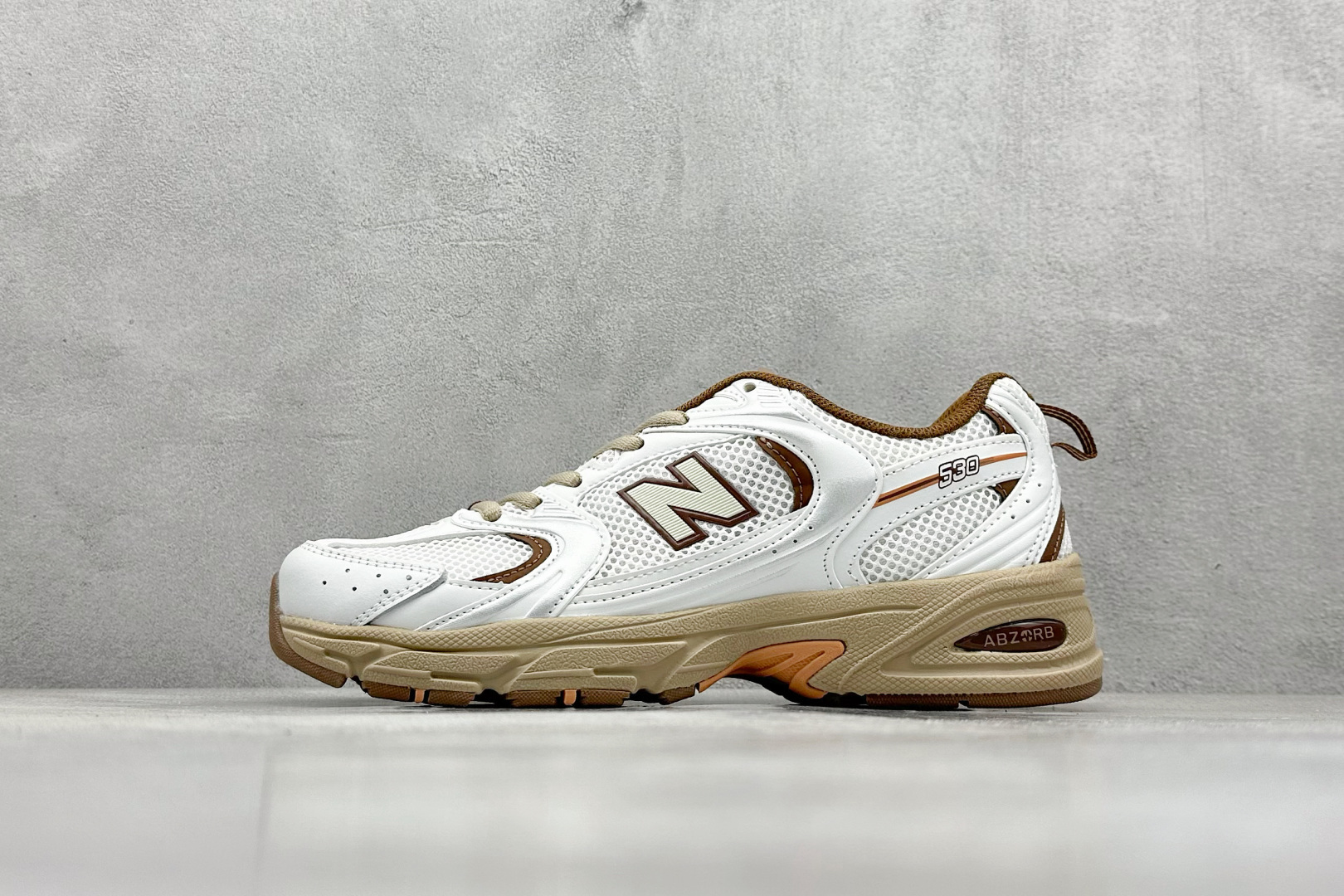 福利特价 放店私
New Balance NB530 新百伦复古透气跑步鞋 抛弃过往以皮革为主的人气轮廓