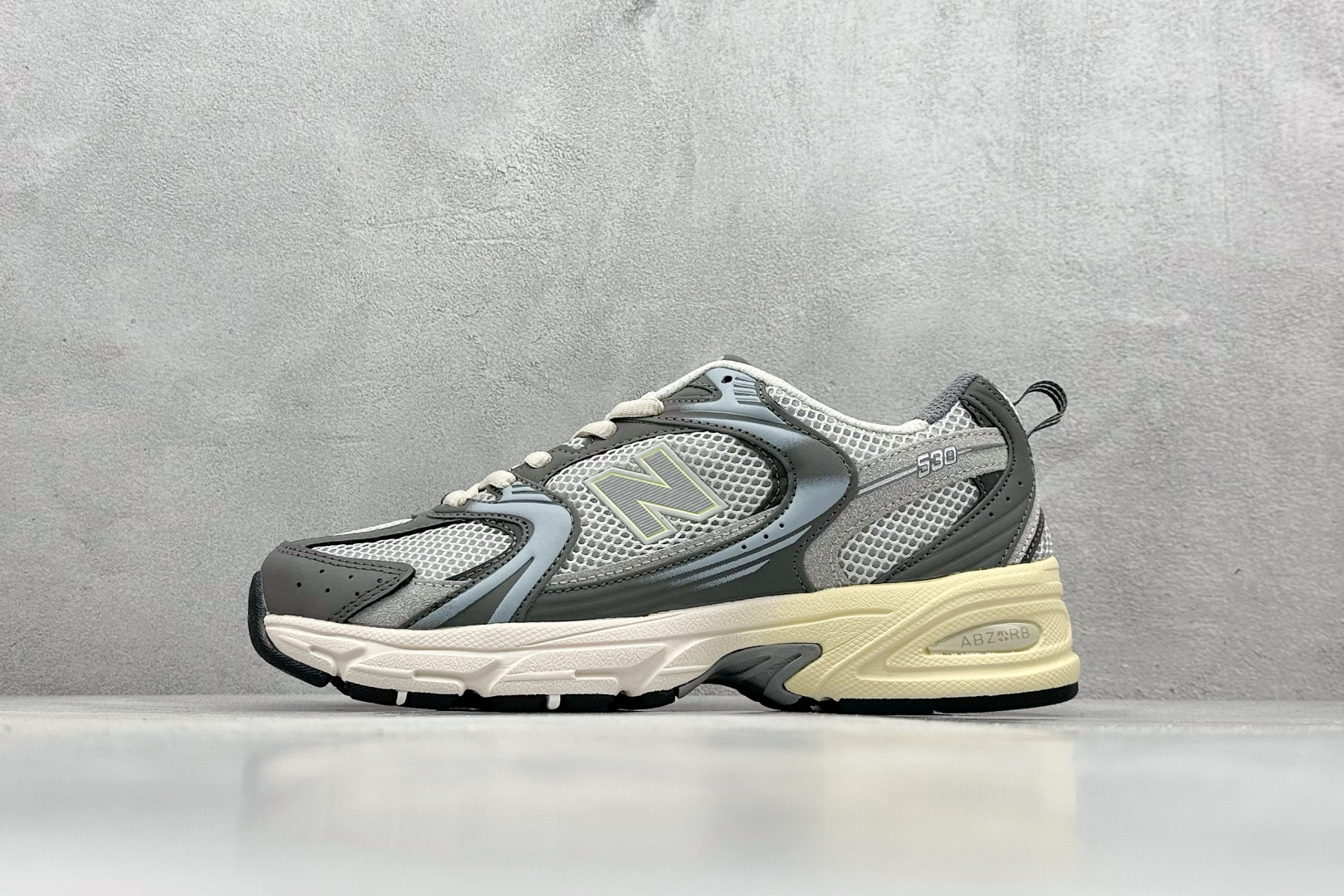 福利特价 放店私
New Balance NB530 新百伦复古透气跑步鞋 抛弃过往以皮革为主的人气轮廓