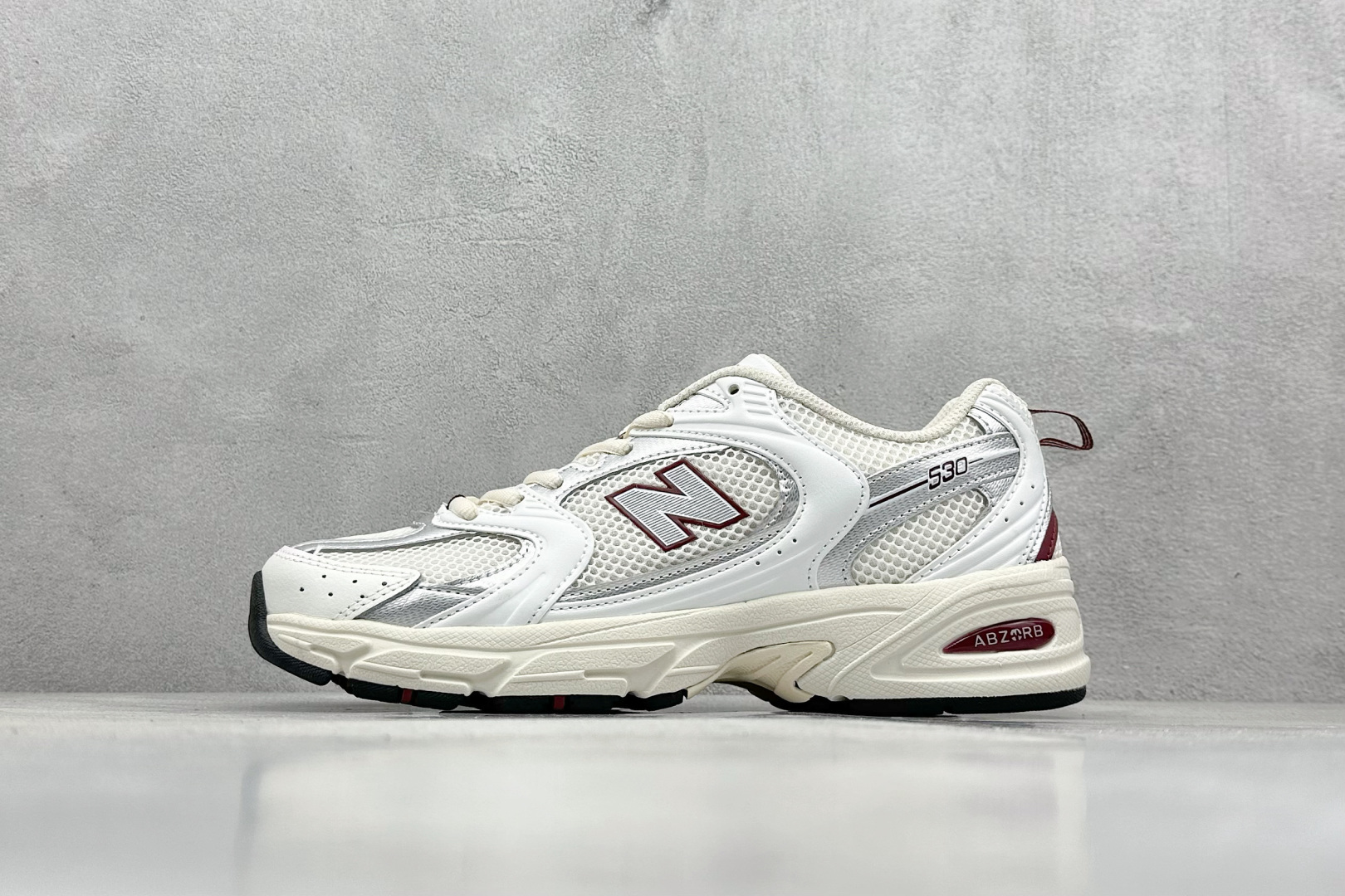 福利特价 放店私
New Balance NB530 新百伦复古透气跑步鞋 抛弃过往以皮革为主的人气轮廓