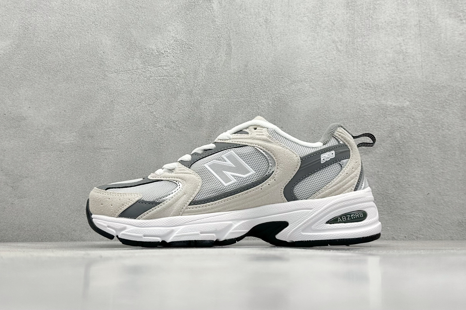 福利特价 放店私
New Balance NB530 新百伦复古透气跑步鞋 抛弃过往以皮革为主的人气轮廓