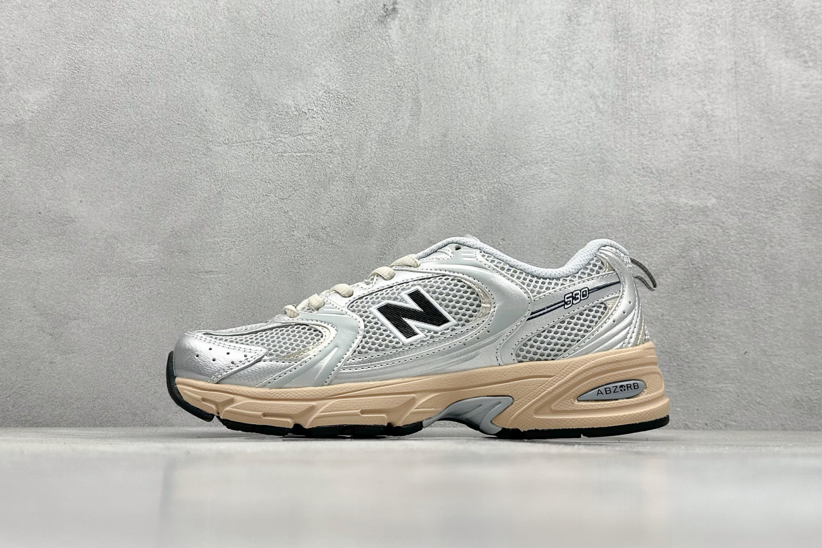 福利特价 放店私
New Balance NB530 新百伦复古透气跑步鞋 抛弃过往以皮革为主的人气轮廓