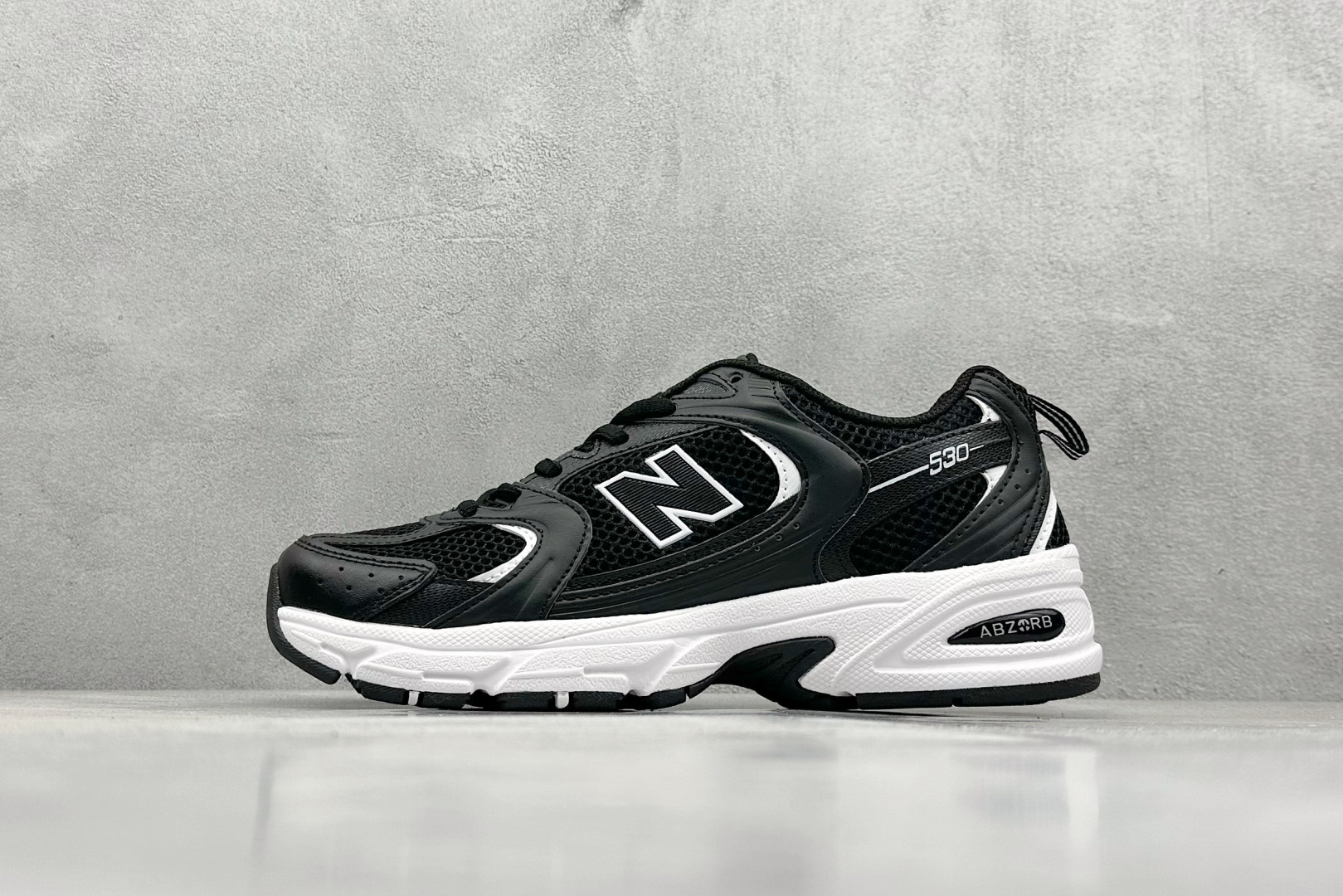 福利特价 放店私
New Balance NB530 新百伦复古透气跑步鞋 抛弃过往以皮革为主的人气轮廓