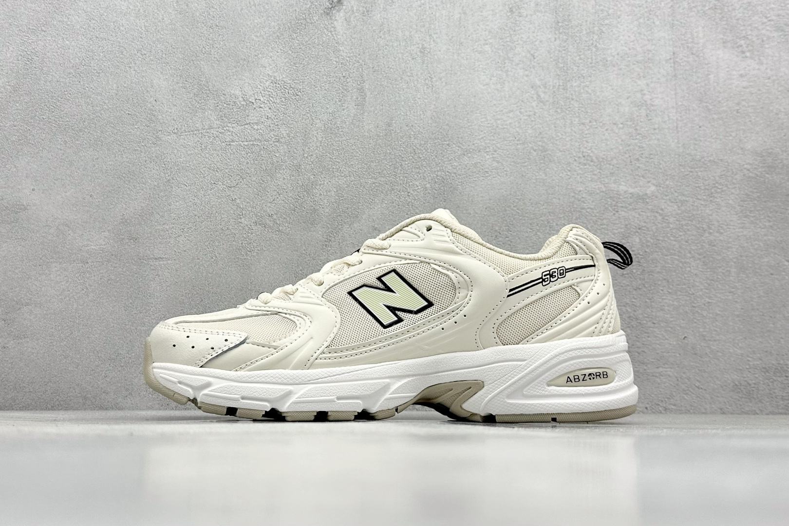 福利特价 放店私
New Balance NB530 新百伦复古透气跑步鞋 抛弃过往以皮革为主的人气轮廓