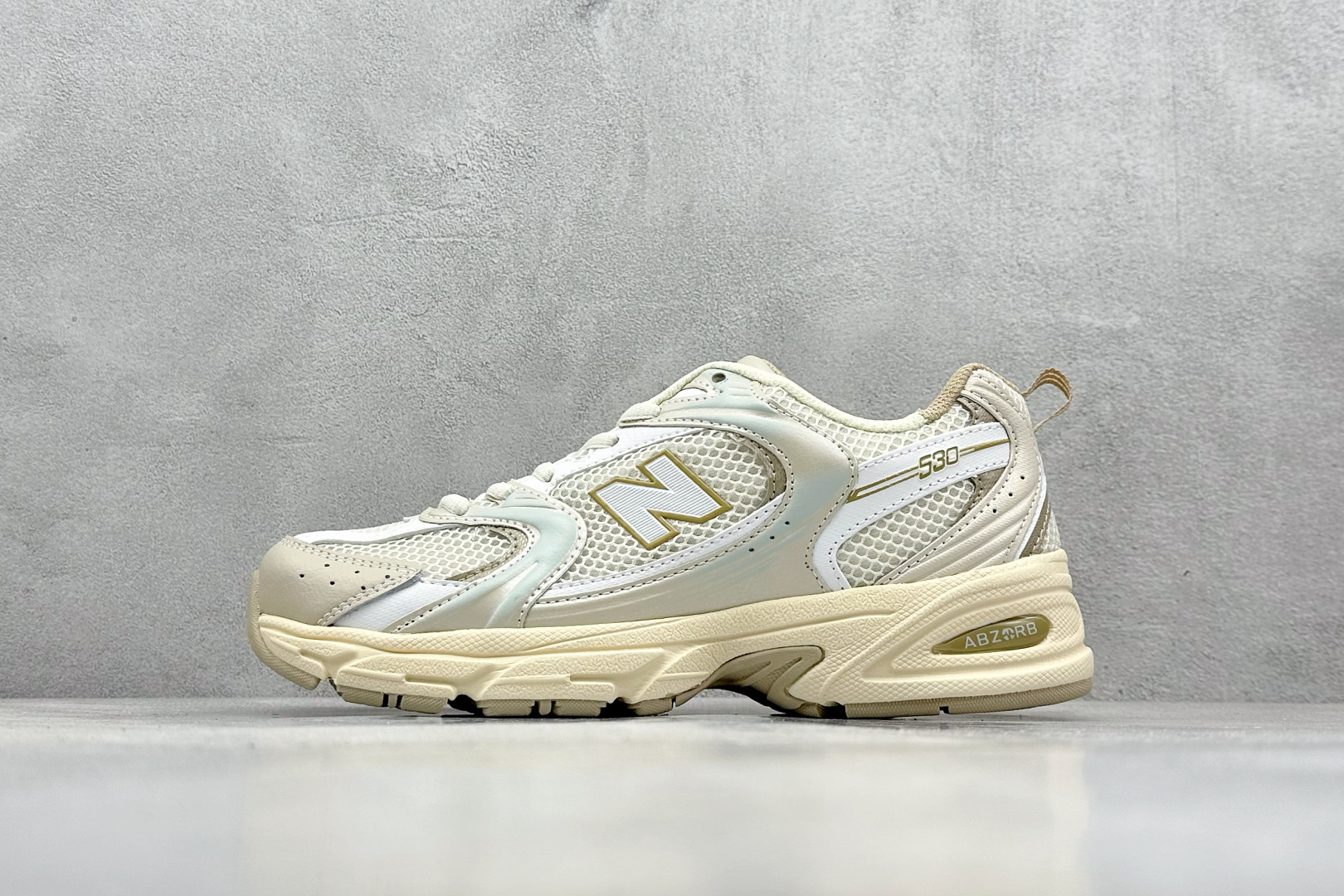 福利特价 放店私
New Balance NB530 新百伦复古透气跑步鞋 抛弃过往以皮革为主的人气轮廓
