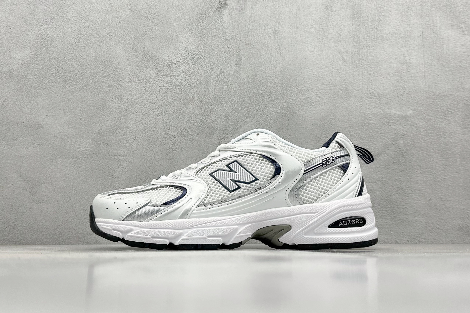 福利特价 放店私
New Balance NB530 新百伦复古透气跑步鞋 抛弃过往以皮革为主的人气轮廓
