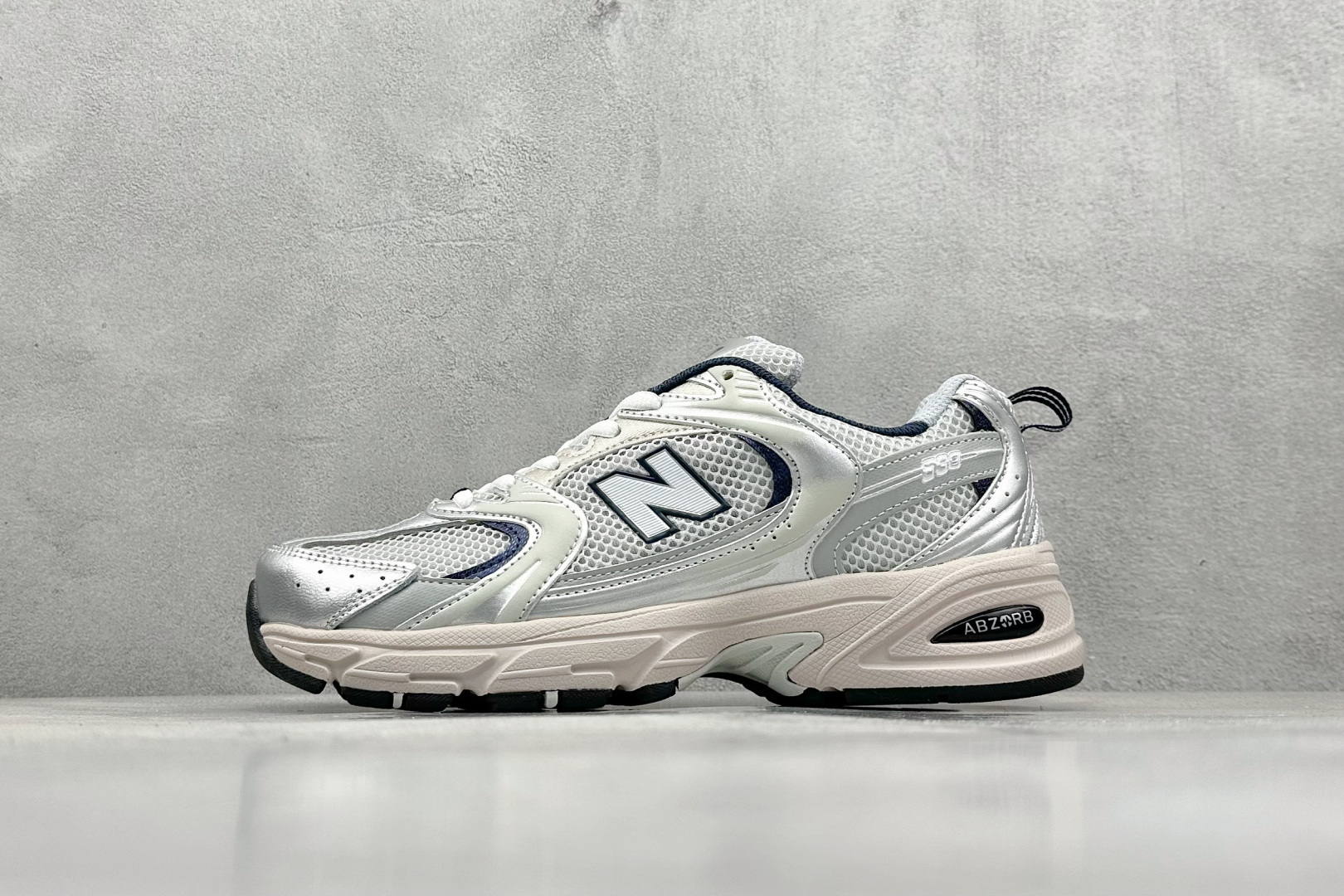 福利特价 放店私
New Balance NB530 新百伦复古透气跑步鞋 抛弃过往以皮革为主的人气轮廓