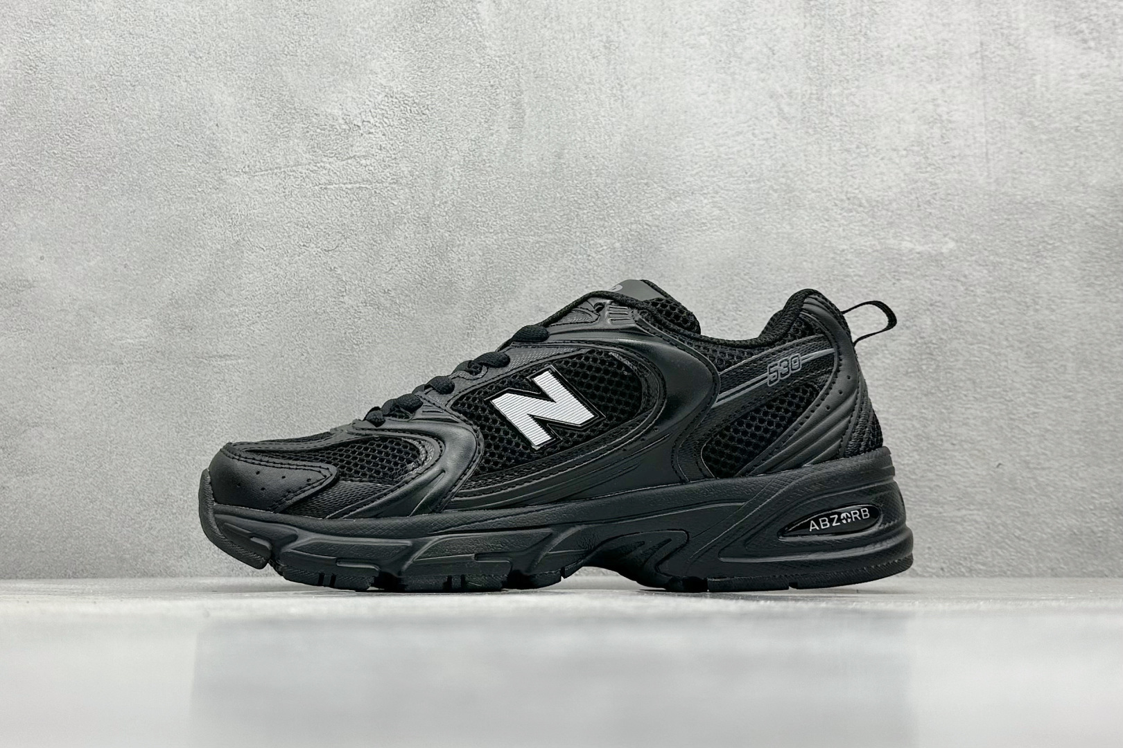 福利特价 放店私
New Balance NB530 新百伦复古透气跑步鞋 抛弃过往以皮革为主的人气轮廓