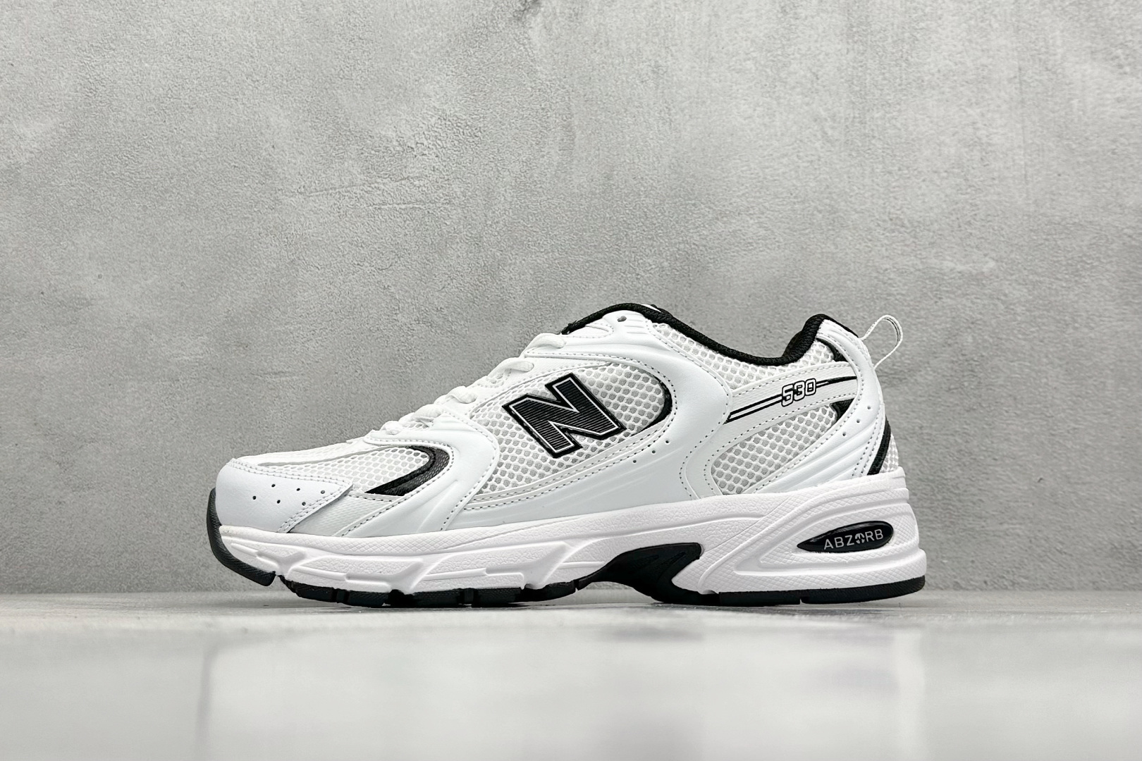 福利特价 放店私
New Balance NB530 新百伦复古透气跑步鞋 抛弃过往以皮革为主的人气轮廓