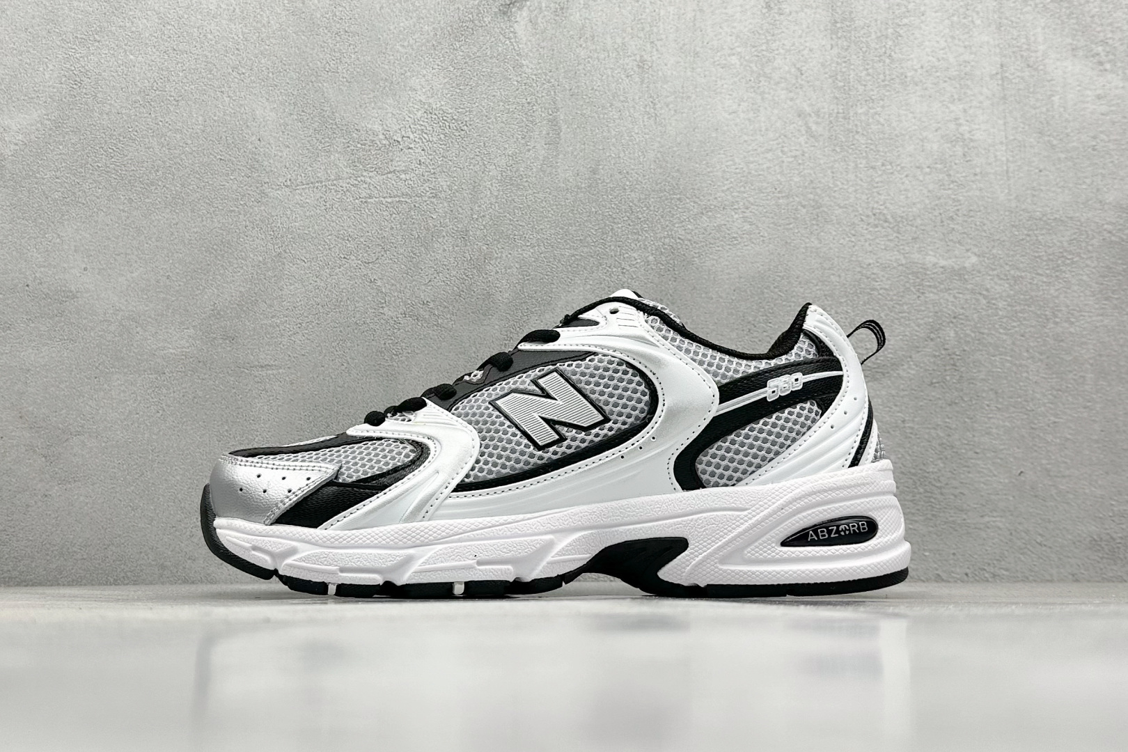 福利特价 放店私
New Balance NB530 新百伦复古透气跑步鞋 抛弃过往以皮革为主的人气轮廓