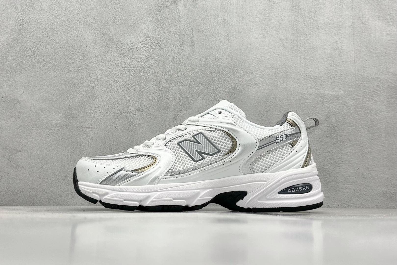 福利特价 放店私
New Balance NB530 新百伦复古透气跑步鞋 抛弃过往以皮革为主的人气轮廓