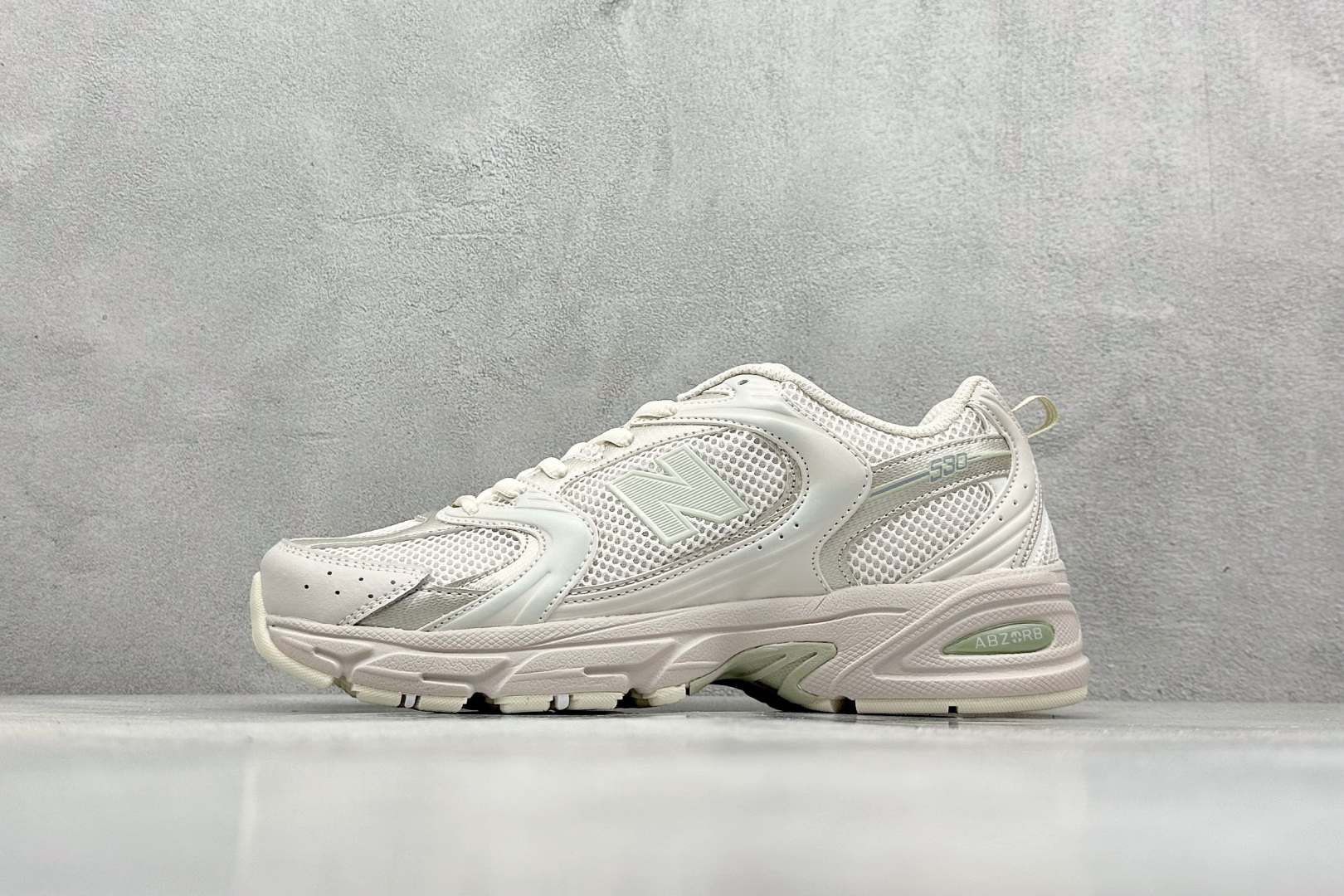 福利特价 放店私
New Balance NB530 新百伦复古透气跑步鞋 抛弃过往以皮革为主的人气轮廓