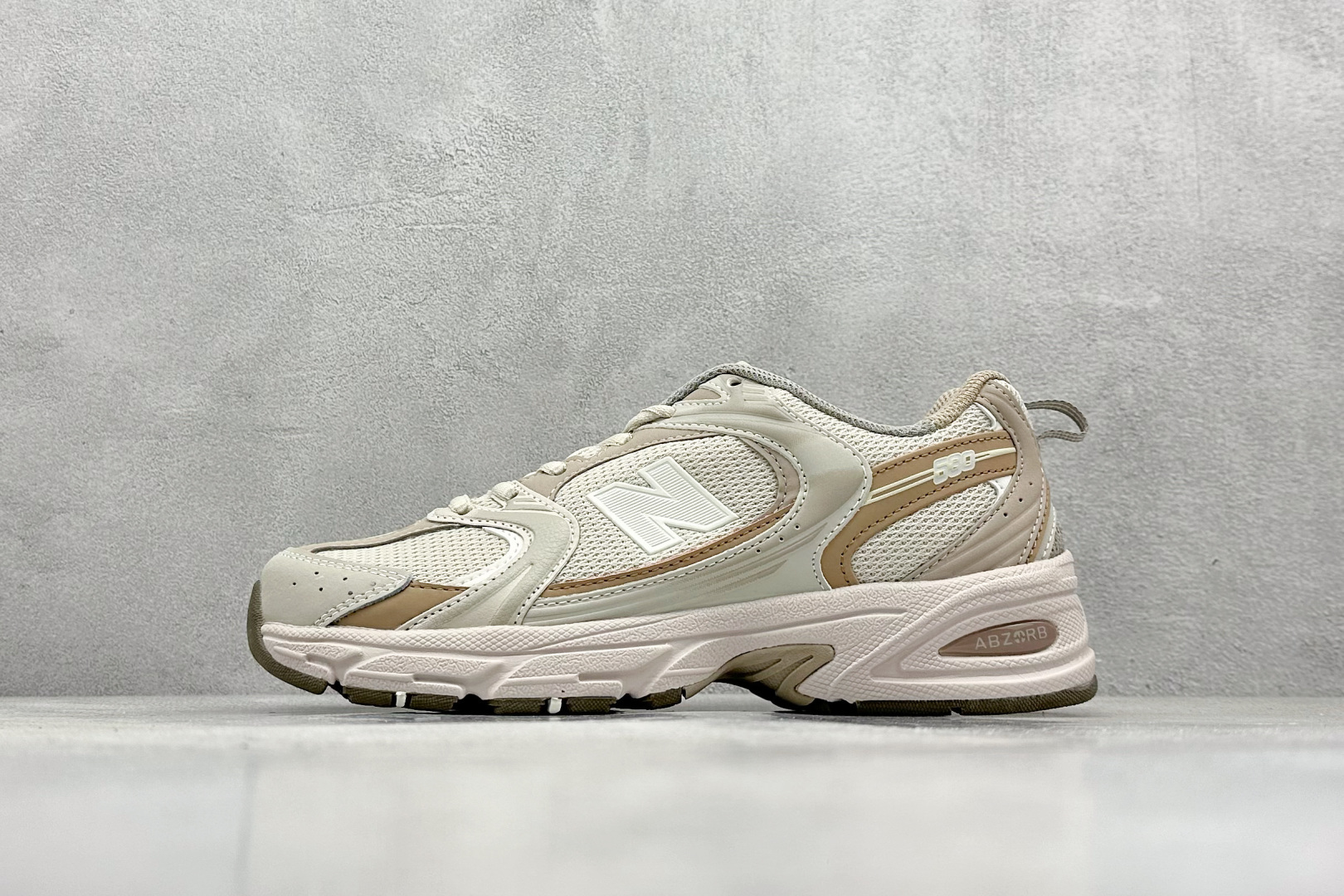 福利特价 放店私
New Balance NB530 新百伦复古透气跑步鞋 抛弃过往以皮革为主的人气轮廓