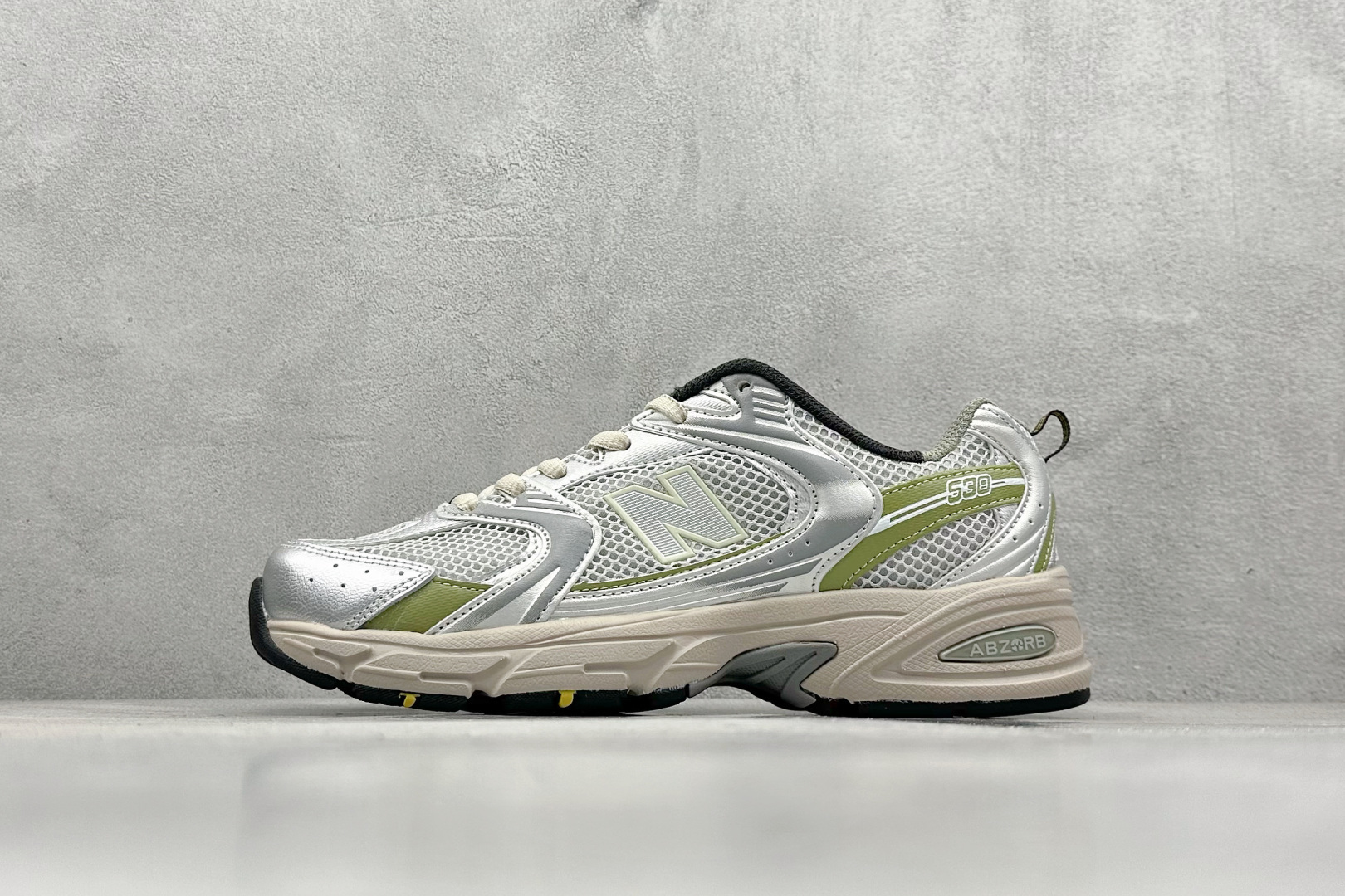 福利特价 放店私
New Balance NB530 新百伦复古透气跑步鞋 抛弃过往以皮革为主的人气轮廓