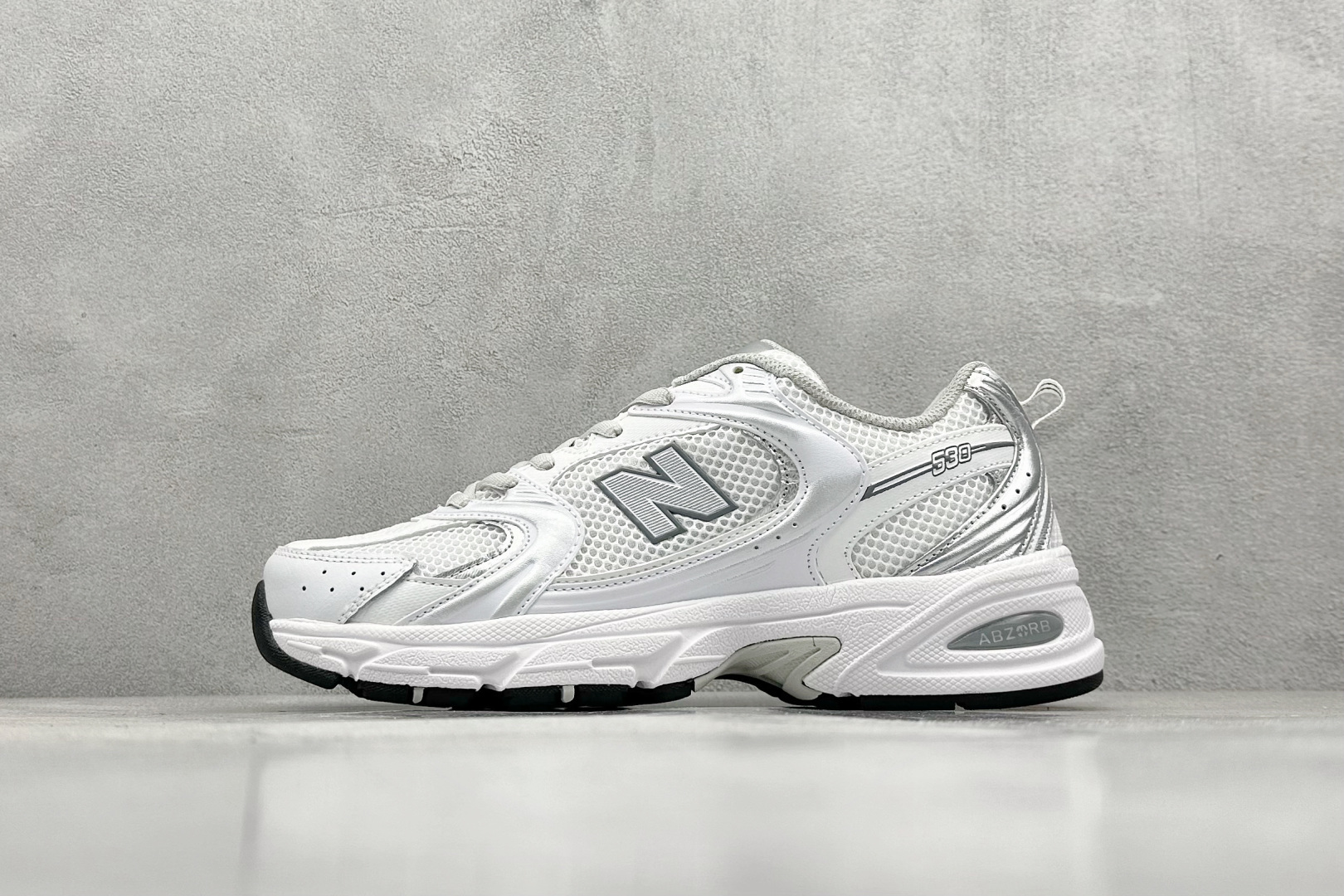 福利特价 放店私
New Balance NB530 新百伦复古透气跑步鞋 抛弃过往以皮革为主的人气轮廓