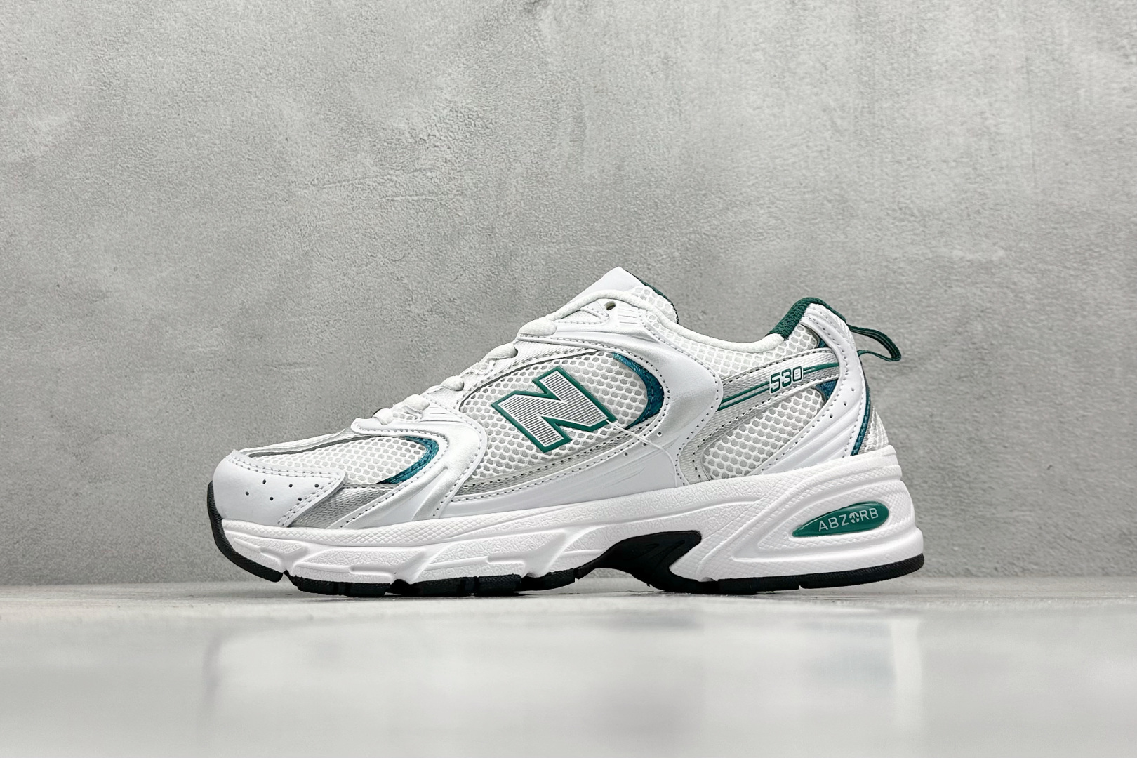 福利特价 放店私
New Balance NB530 新百伦复古透气跑步鞋 抛弃过往以皮革为主的人气轮廓