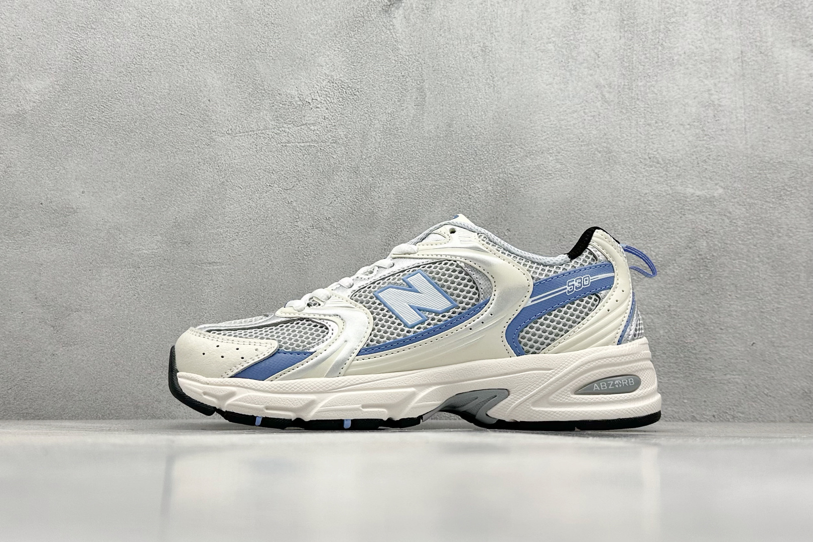 福利特价 放店私
New Balance NB530 新百伦复古透气跑步鞋 抛弃过往以皮革为主的人气轮廓