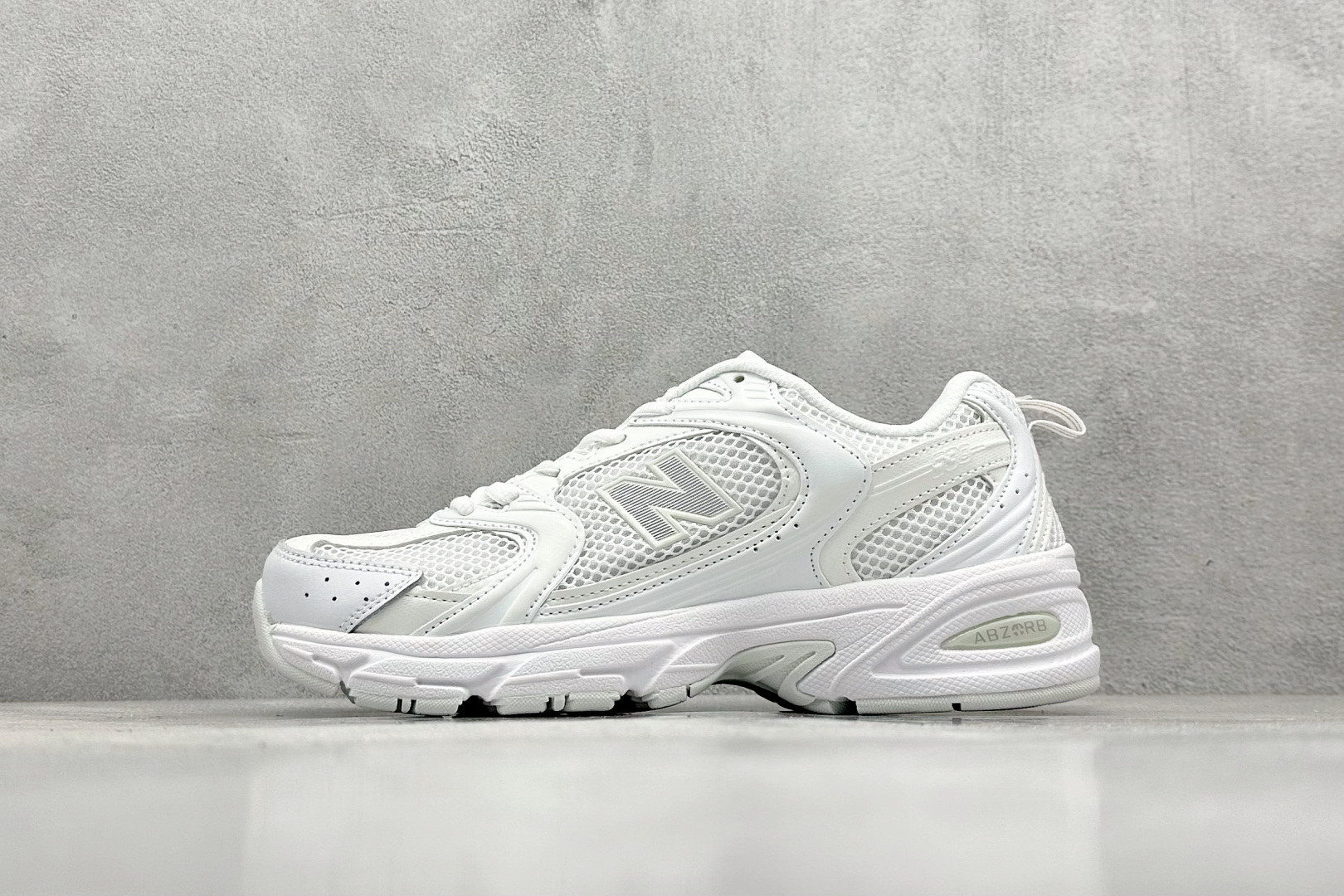 福利特价 放店私
New Balance NB530 新百伦复古透气跑步鞋 抛弃过往以皮革为主的人气轮廓