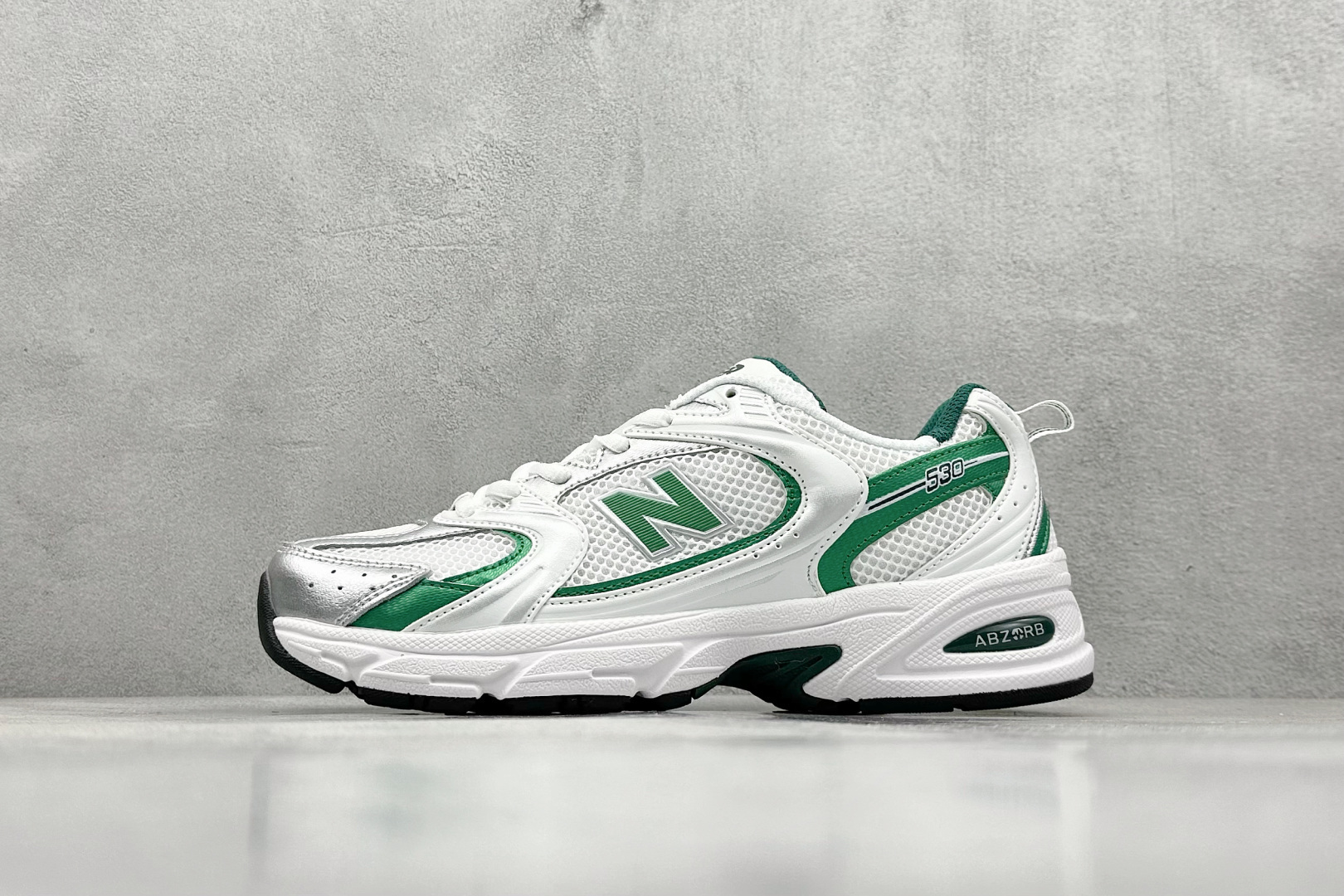 福利特价 放店私
New Balance NB530 新百伦复古透气跑步鞋 抛弃过往以皮革为主的人气轮廓
