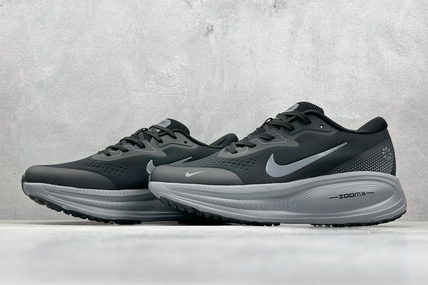 Nike Air Zoom Vomero 18X 全新科技提前原鞋开发 运动跑鞋  HM2519-001