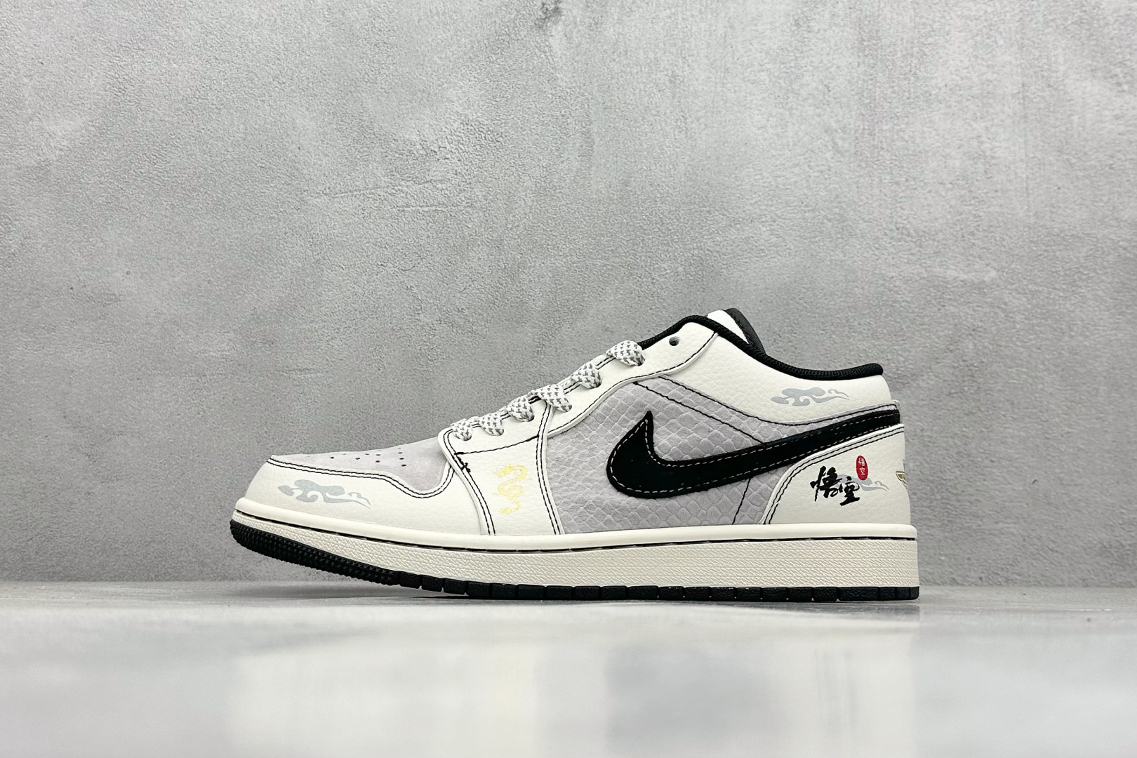 NO:273906,Local terminal store XC version Nike Dunk Low Black Wukong This model advocates breaking the traditional industrial assembly line design restrictions, taking Made by ideas as the super creativity, gathering many trendy designers, combining the most trendy fashion trends at the moment, creating exclusive trendy products for trend enthusiasts. At the same time, respecting the understanding and choice of trends of each young person, and advocating 