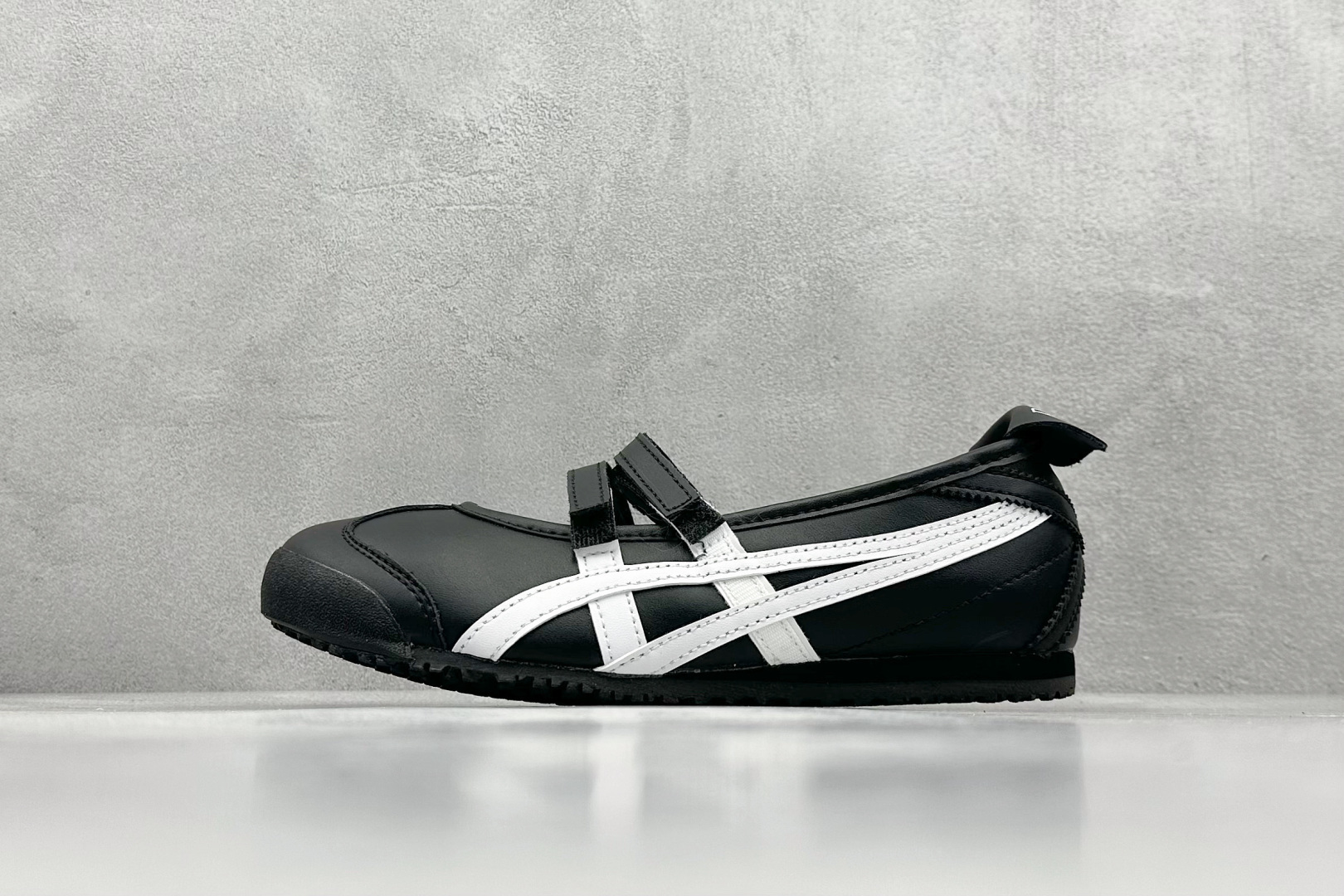 NO:273999,Local terminal store GS version Onitsuka Tiger MEXICO 66 BALLERINA BLACK/WHITE flat heel ballet shoes code 24,19860909本地 终端放店 GS版 Onitsuka Tiger鬼塚虎 MEXICO 66 BALLERINA BLACK/WHITE 平跟芭蕾舞鞋 编码24,,Men's shoes