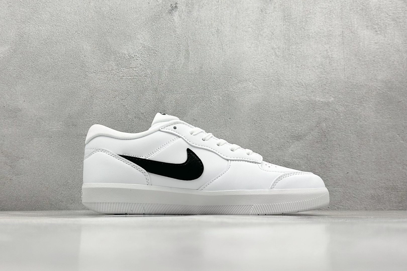  
Nike SB Force 58是一款将前沿创新带入街头的单品，它具有硫化杯底，具有出色的耐用性和灵