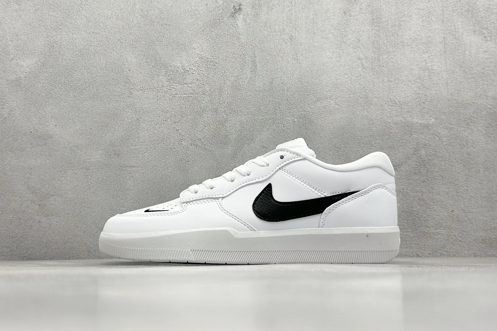 
Nike SB Force 58是一款将前沿创新带入街头的单品，它具有硫化杯底，具有出色的耐用性和灵