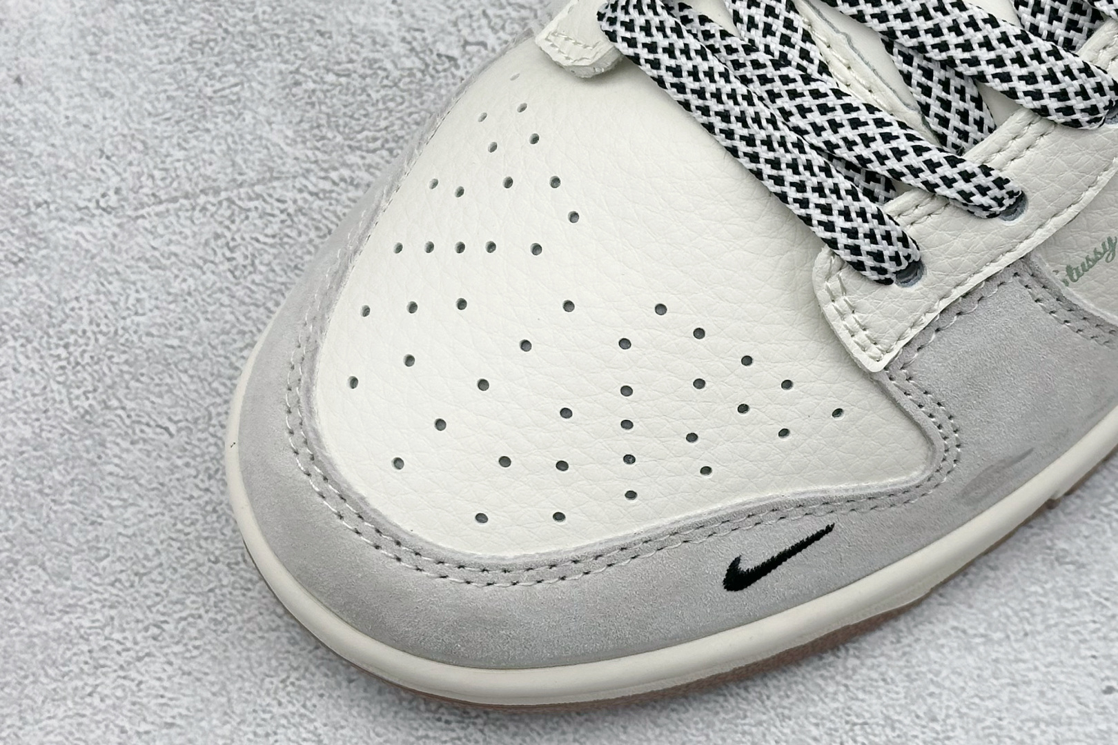 XC版 Nk SB Dunk Low 斯图西联名-灰黑勾生胶  CF3688-031