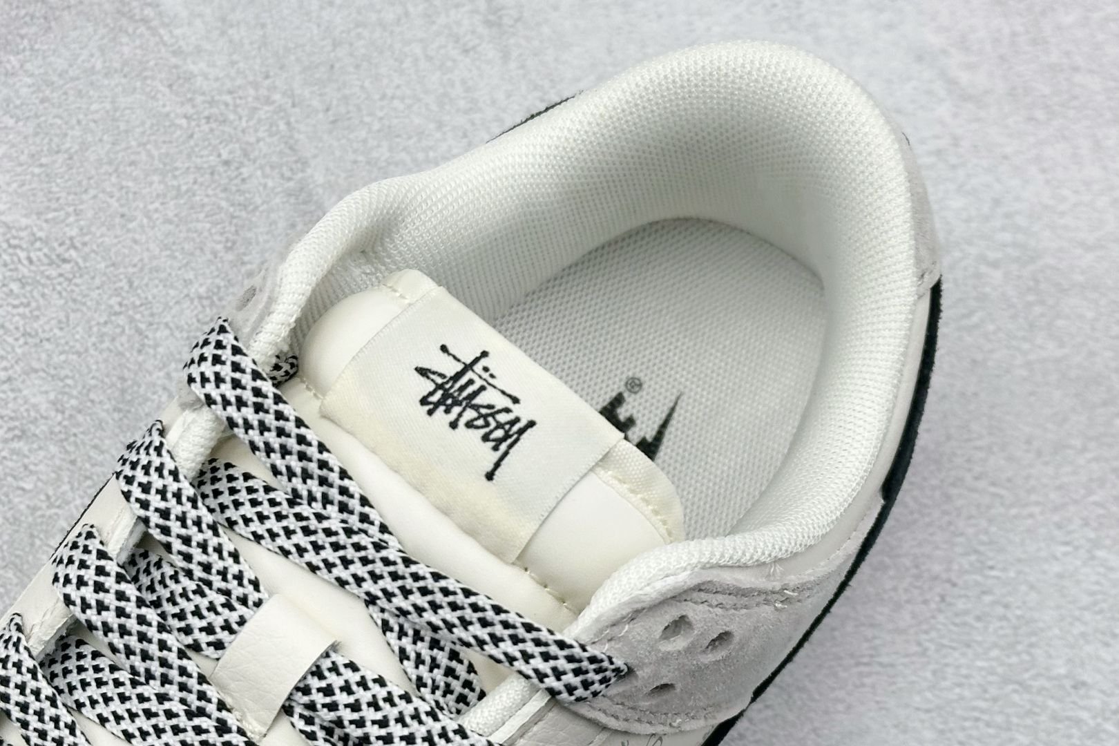 XC版 Nk SB Dunk Low 斯图西联名-灰黑勾生胶  CF3688-031