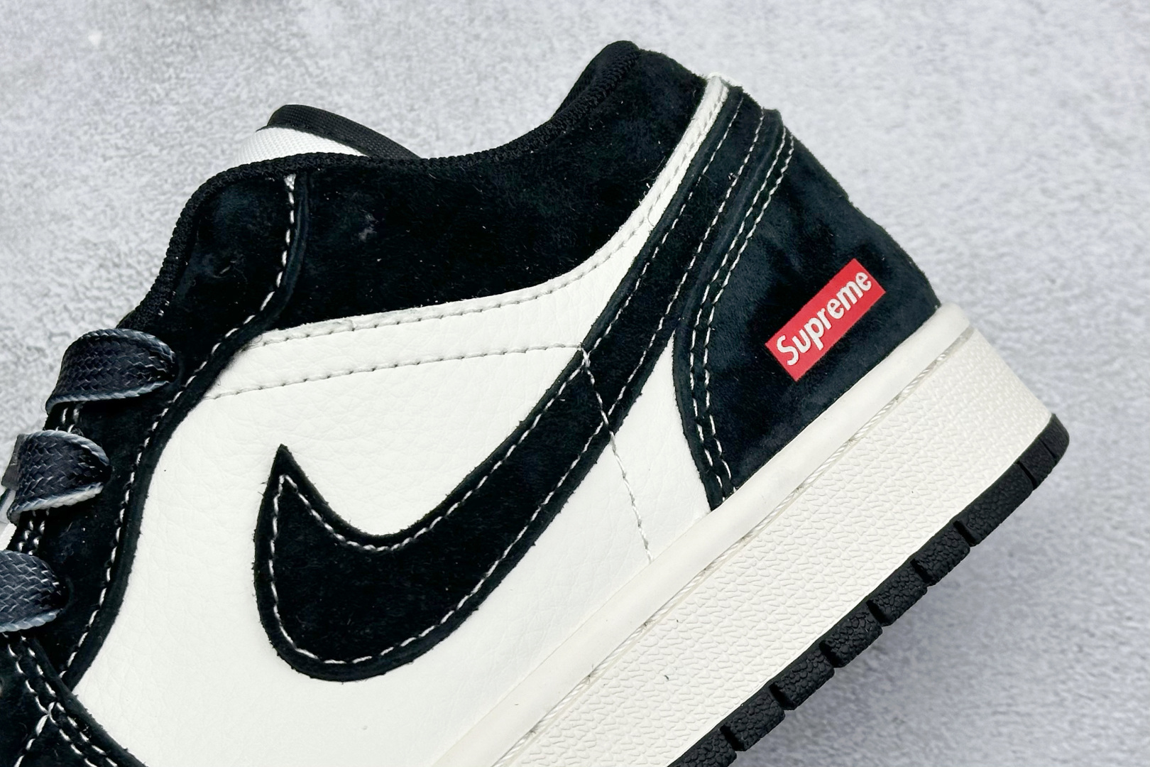 XC版 Nike Jordan Air Jordan 1“Supreme联名——黑白双拼”  SJ9950-021