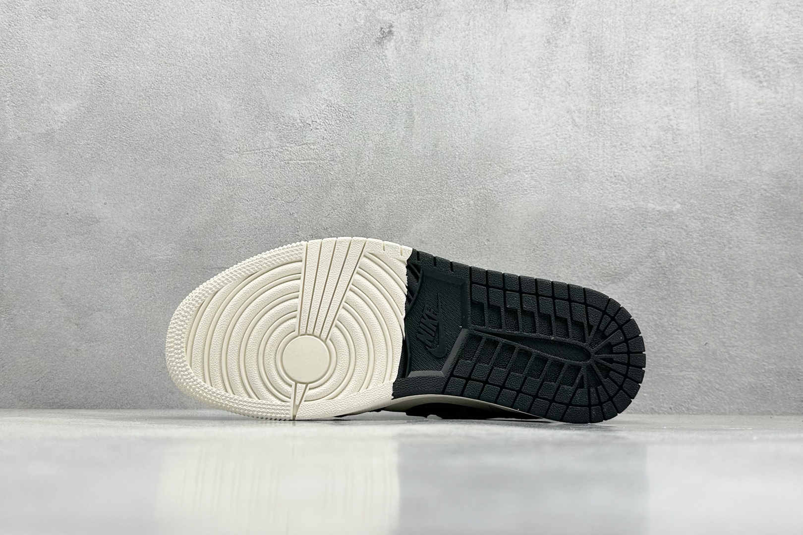 XC版 Nike Jordan Air Jordan 1“Supreme联名——黑白双拼”  SJ9950-021