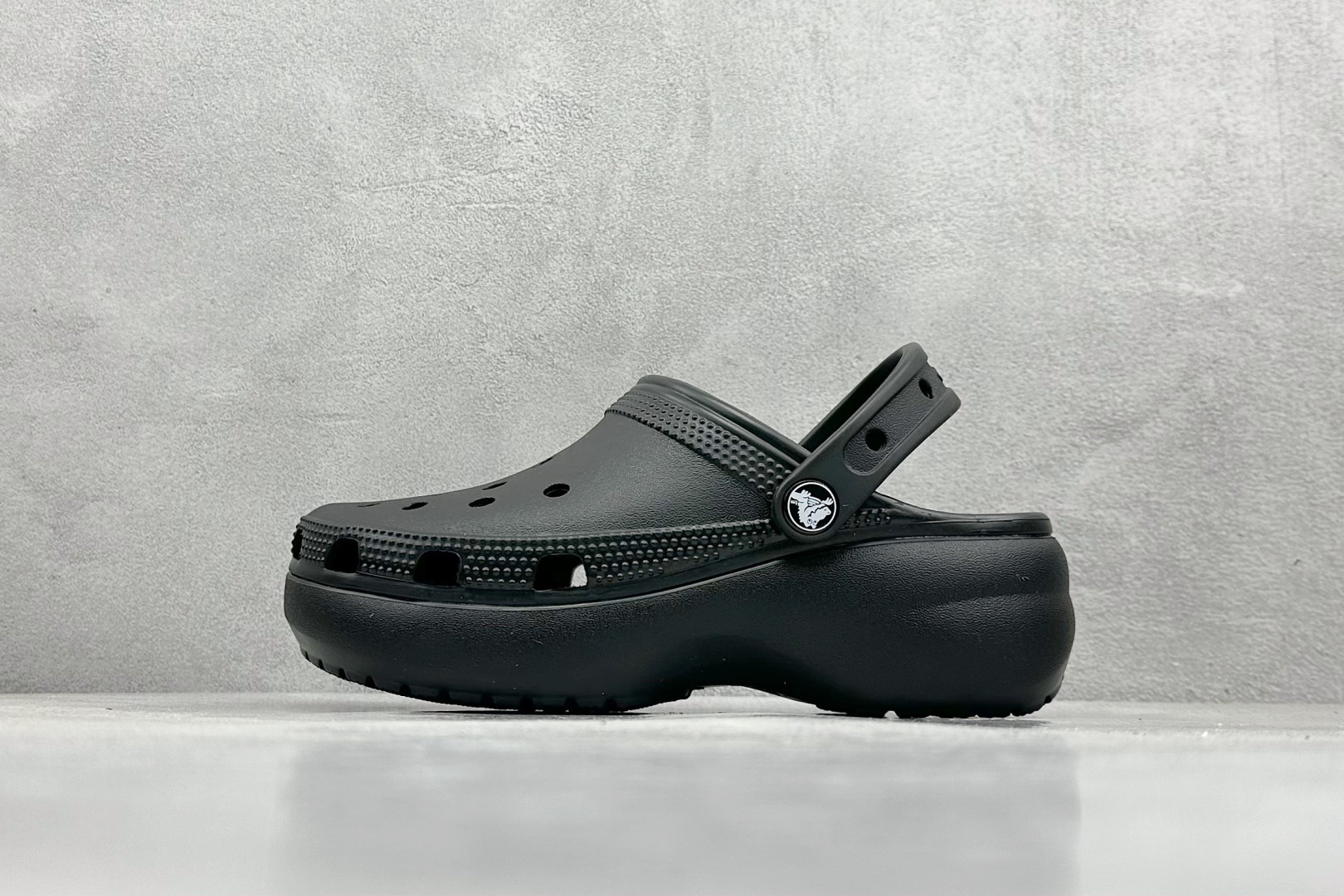 💰60组合底高品质 Crocs卡骆驰-云朵
组合底高品质Crush Clog EVA 纯黑色 (长期补货，请放心推广)
(袋装带盒子)原版开模1:1,袋子二维码可以扫描到官网,无异味，性价比超高，可PK安福任何版本。
货号：206750-001
尺码：W4=33-34 W5=34-35  W6=36-37  W7=37-38  W8=38-39  W9=39-40