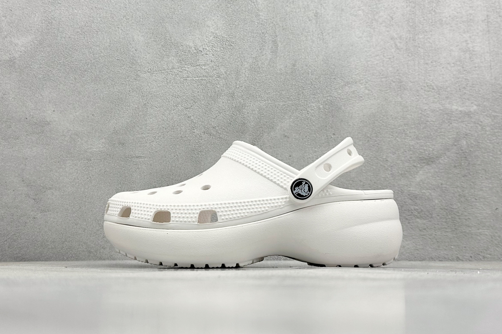 💰60组合底高品质 Crocs卡骆驰-云朵
组合底高品质Crush Clog EVA 纯白色 (长期补货，请放心推广)
(袋装带盒子)原版开模1:1,袋子二维码可以扫描到官网,无异味，性价比超高，可PK安福任何版本。
货号：206750-100
尺码：W4=33-34 W5=34-35  W6=36-37  W7=37-38  W8=38-39  W9=39-40