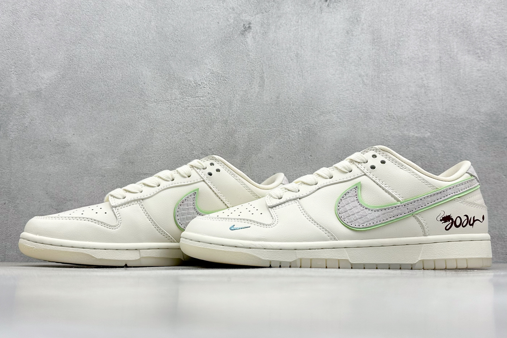 XC版 Nike SB Dunk Low x Louis Vuitton NYC 龙年限定 米白小钩  CF3688-001