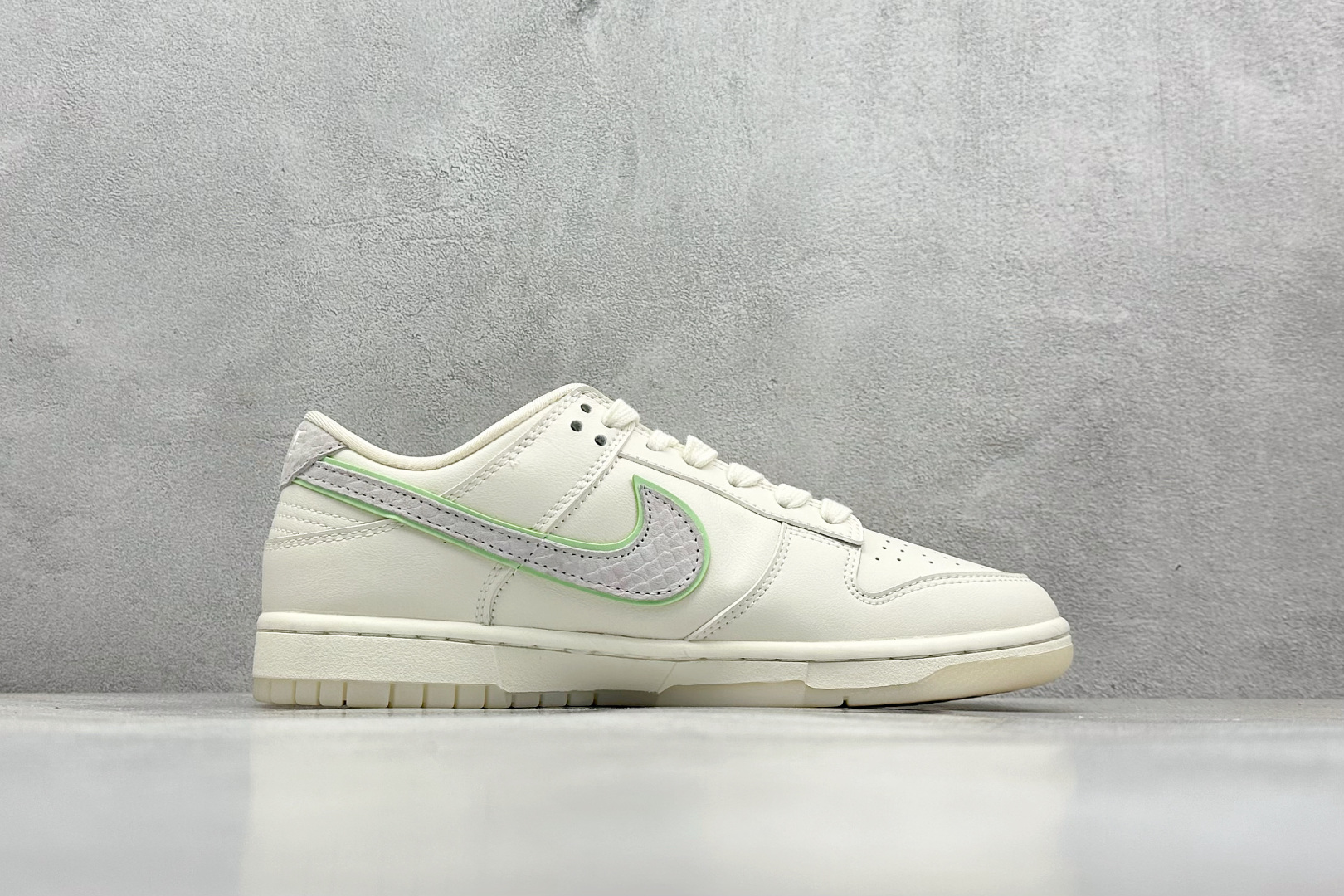 XC版 Nike SB Dunk Low x Louis Vuitton NYC 龙年限定 米白小钩  CF3688-001