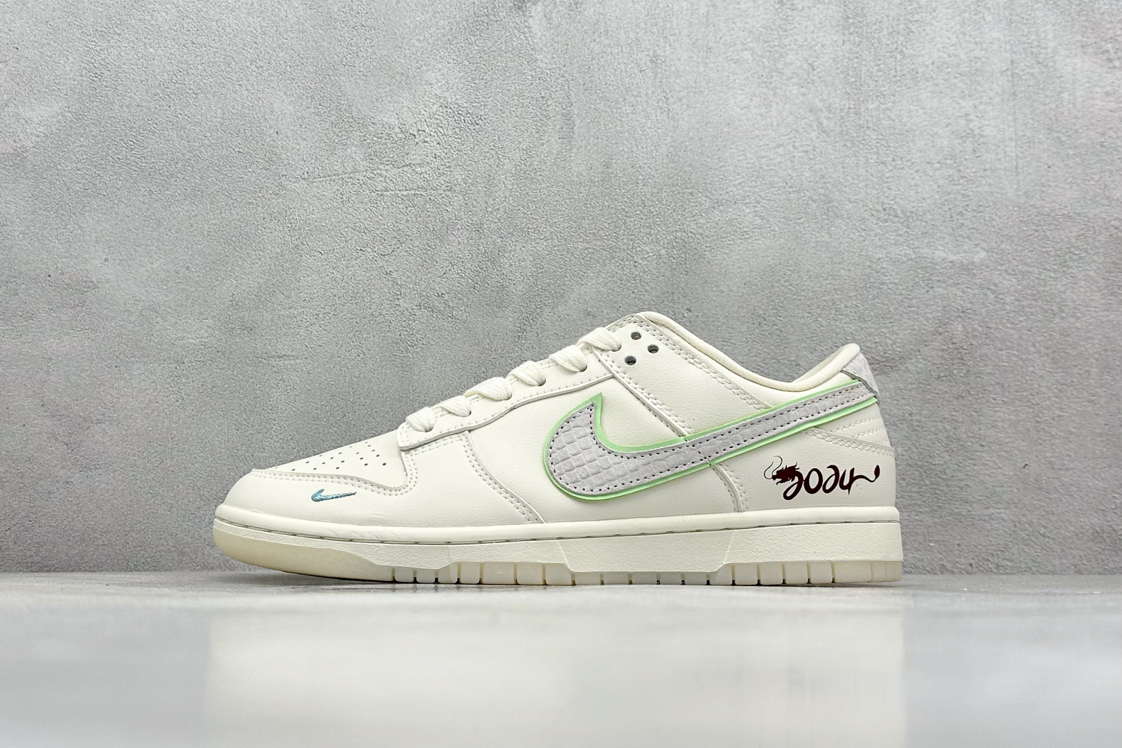 XC版 Nike SB Dunk Low x Louis Vuitton NYC 龙年限定 米白小钩  CF3688-001
