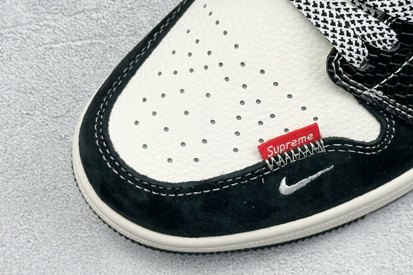 XC版 Air Jordan 1 Retro Low 蛇年限定 白黑小钩 SJ9950-056