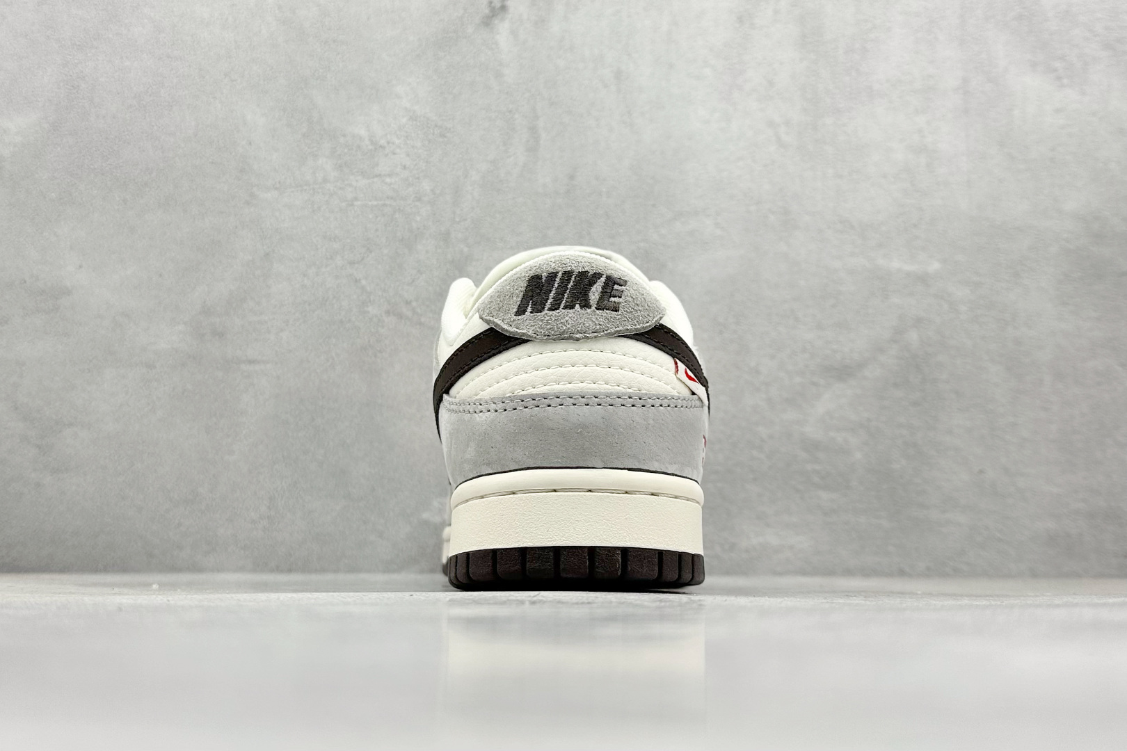 NIKE SB Dunk Low x Supreme 白黑红双钩  XF8698-003