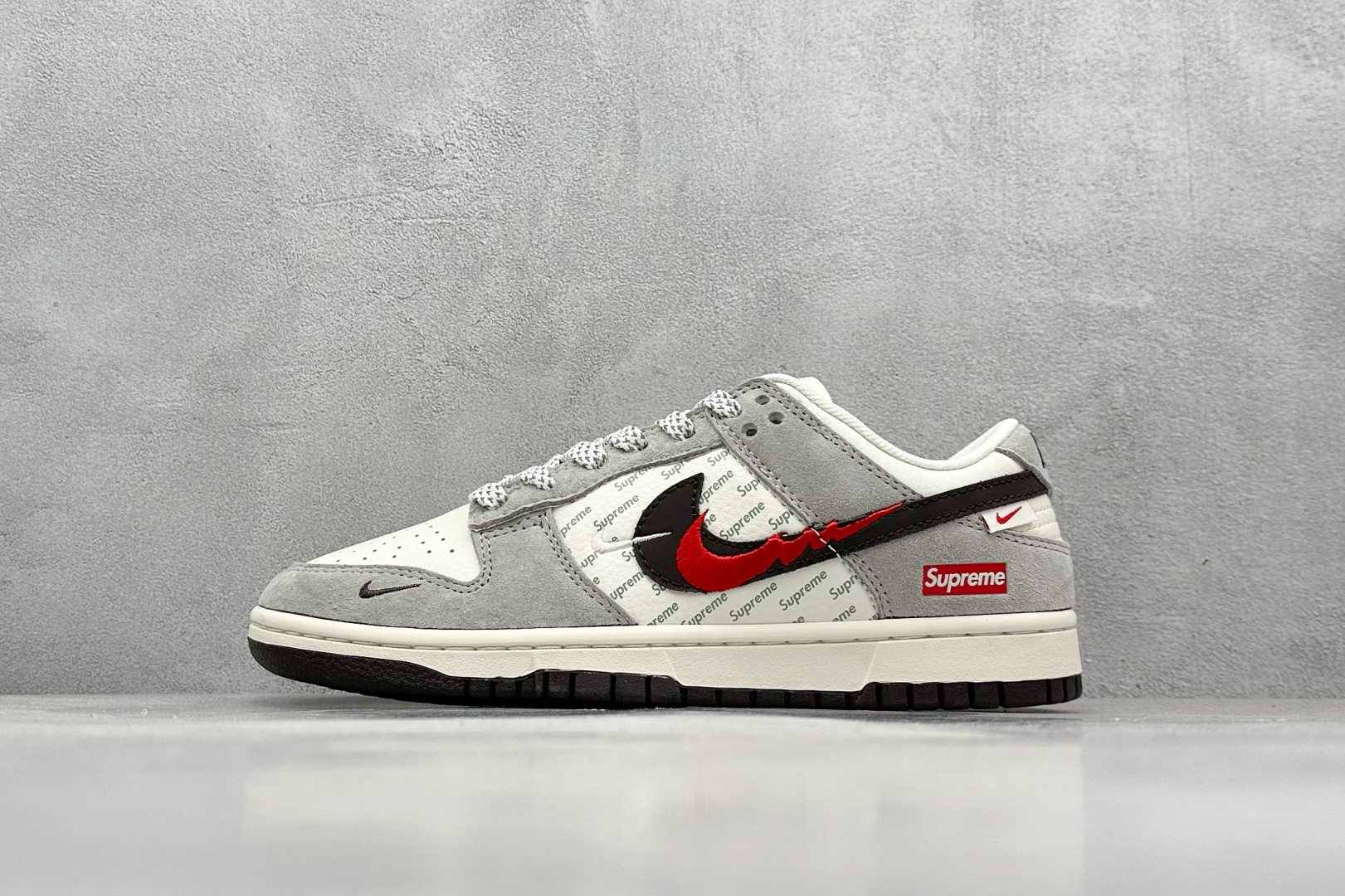NIKE SB Dunk Low x Supreme 白黑红双钩  XF8698-003