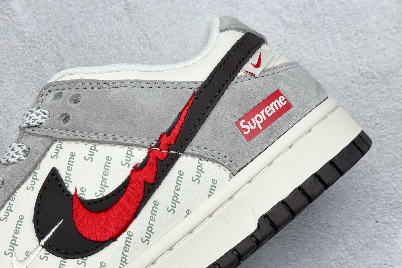 NIKE SB Dunk Low x Supreme 白黑红双钩  XF8698-003