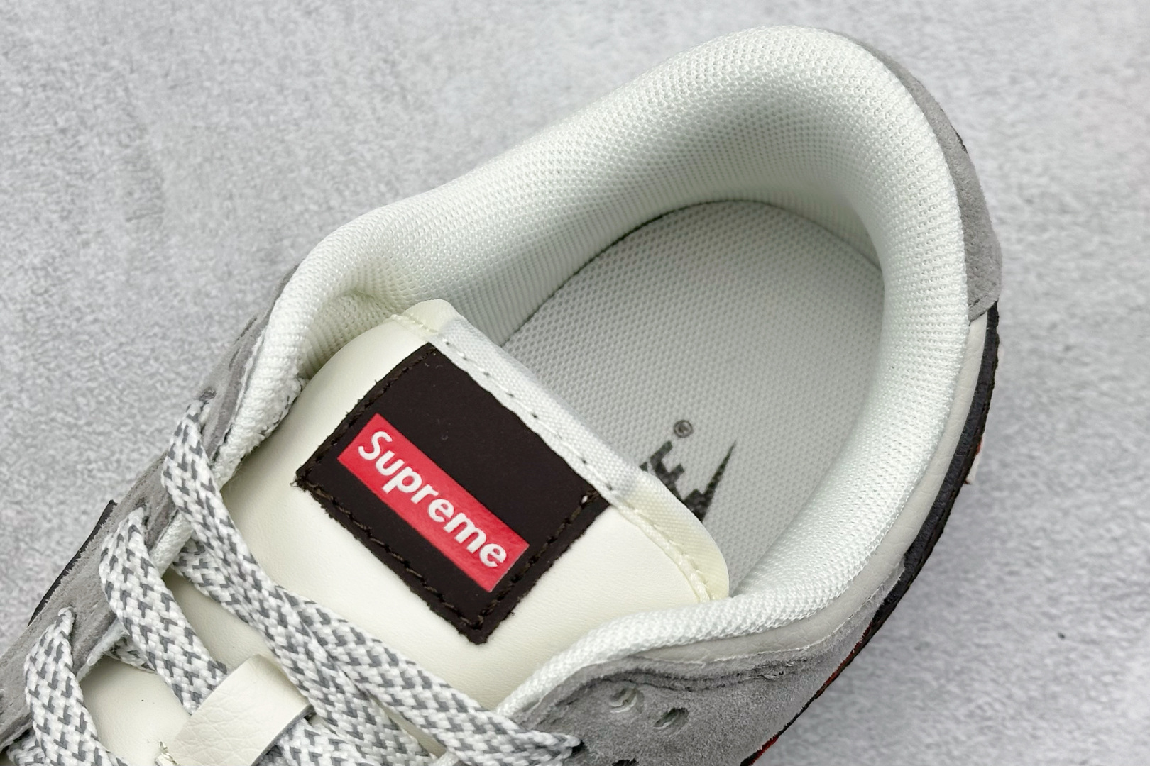 NIKE SB Dunk Low x Supreme 白黑红双钩  XF8698-003