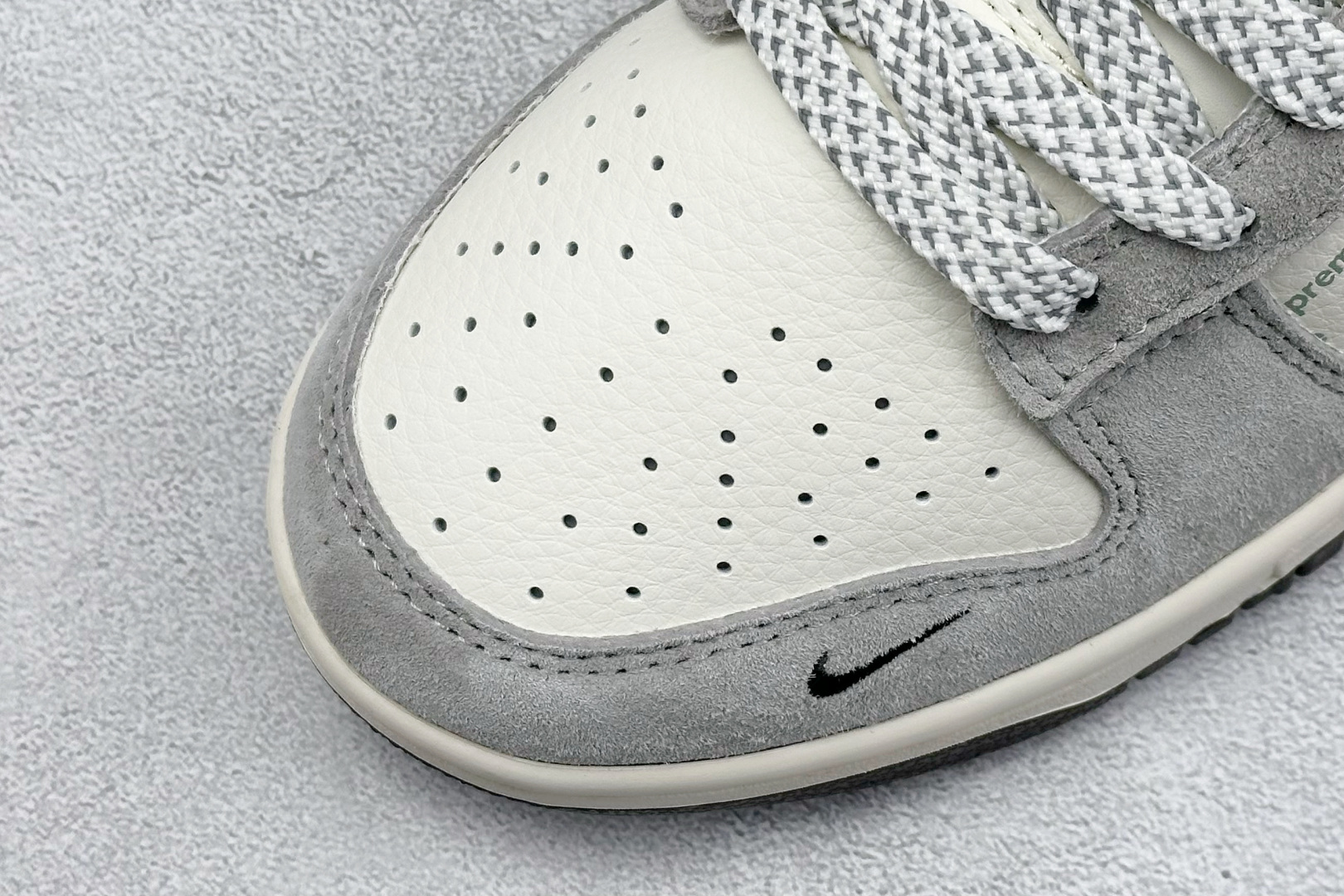 NIKE SB Dunk Low x Supreme 白黑红双钩  XF8698-003