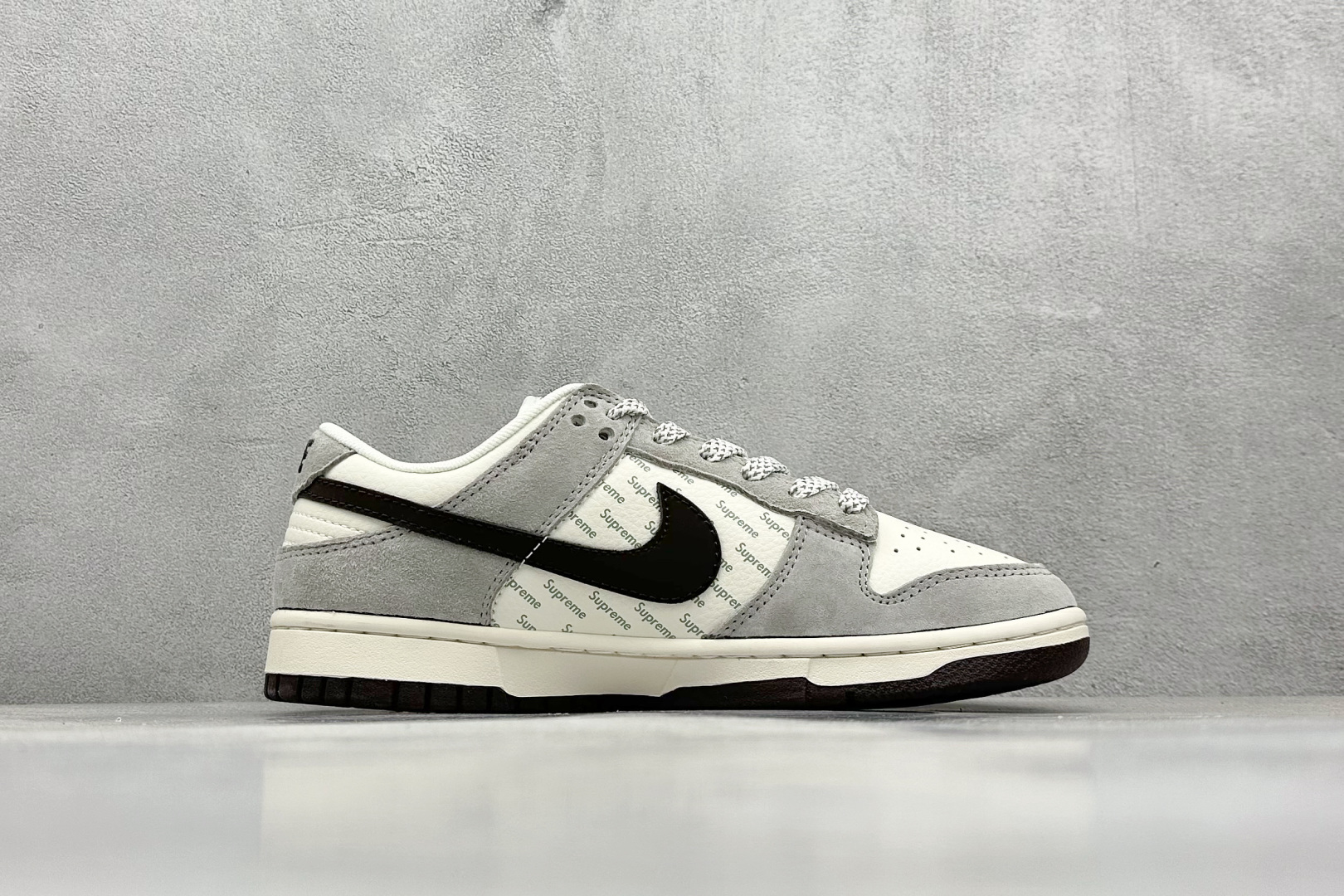 NIKE SB Dunk Low x Supreme 白黑红双钩  XF8698-003