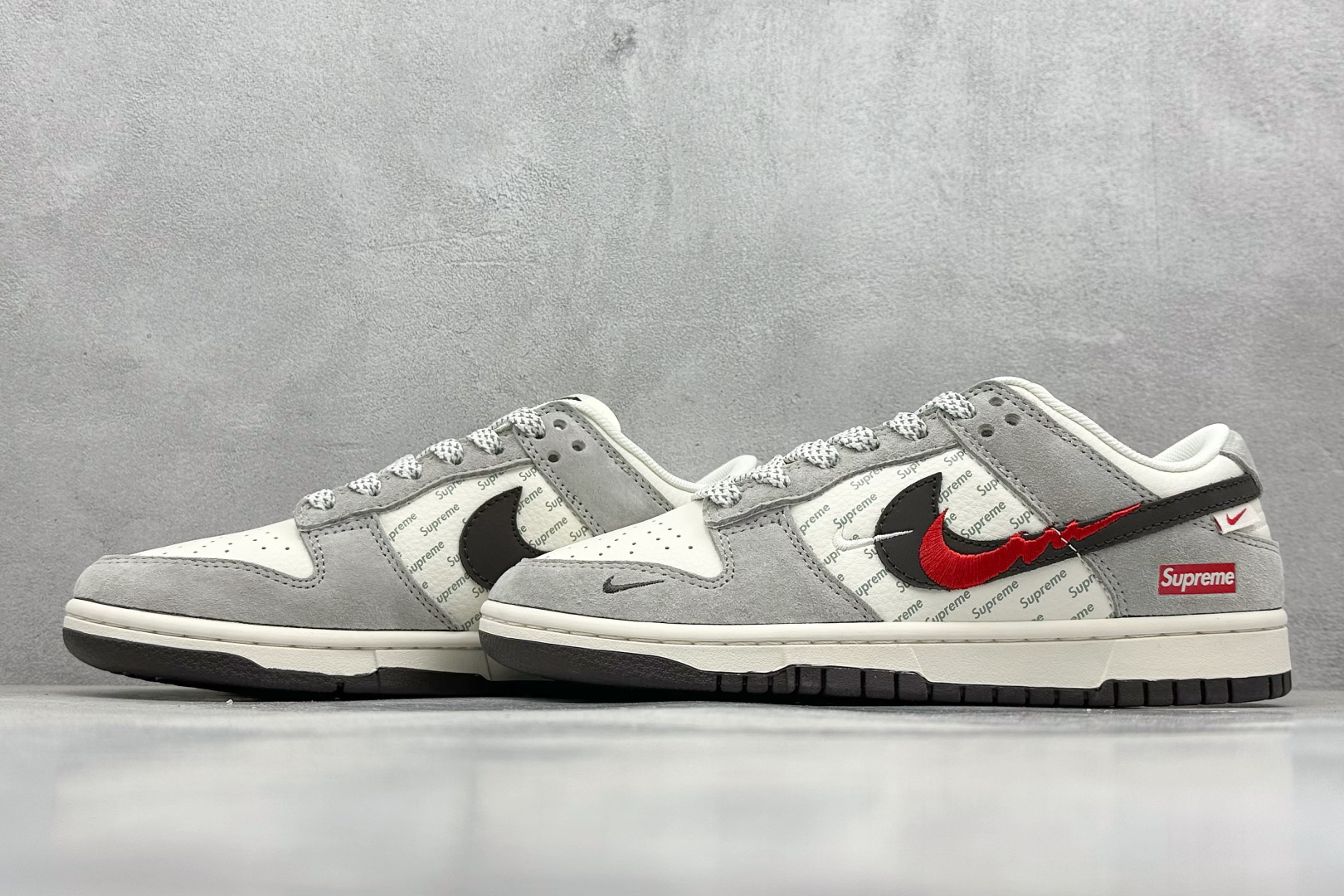 NIKE SB Dunk Low x Supreme 白黑红双钩  XF8698-003