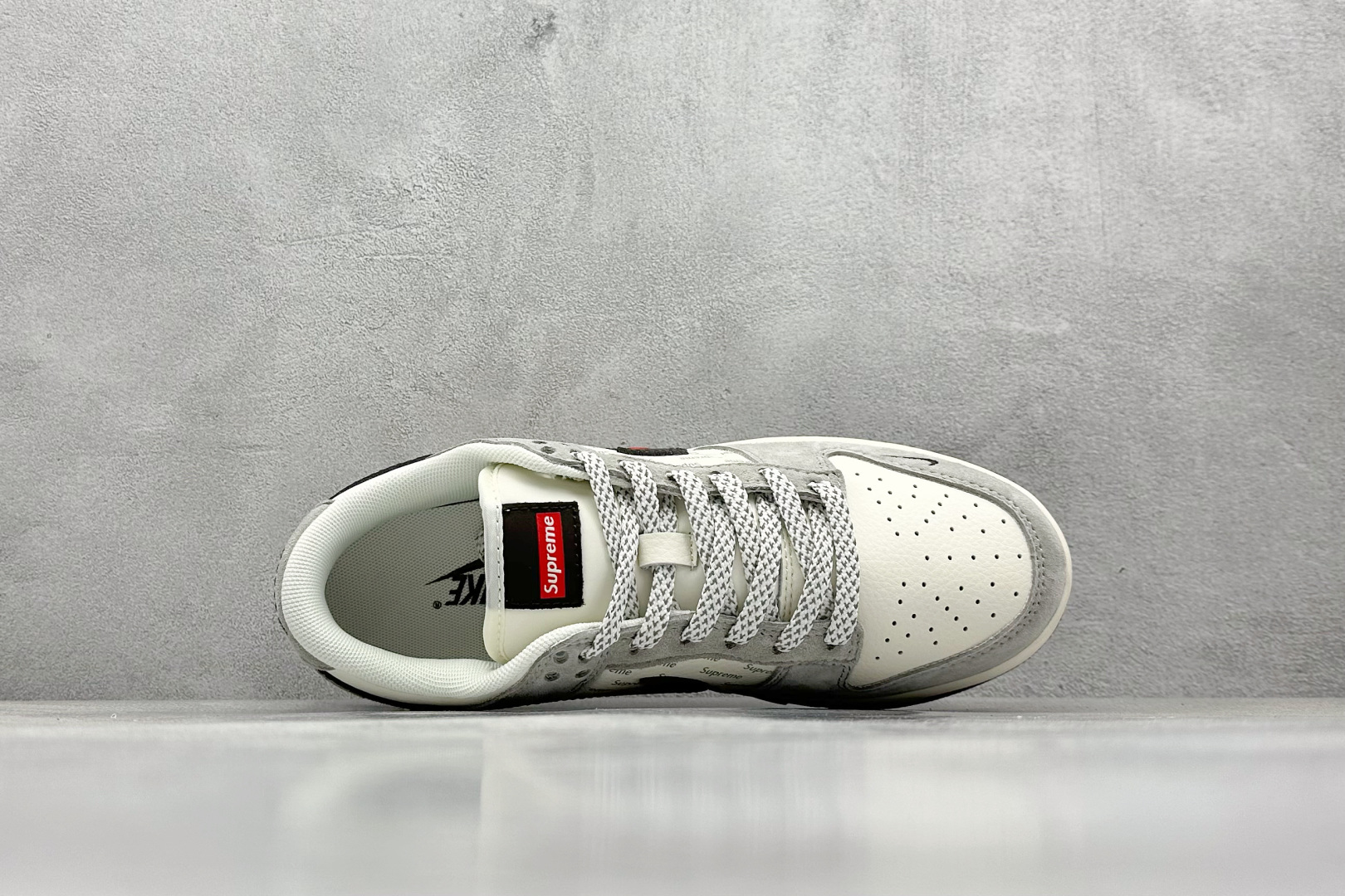 NIKE SB Dunk Low x Supreme 白黑红双钩  XF8698-003