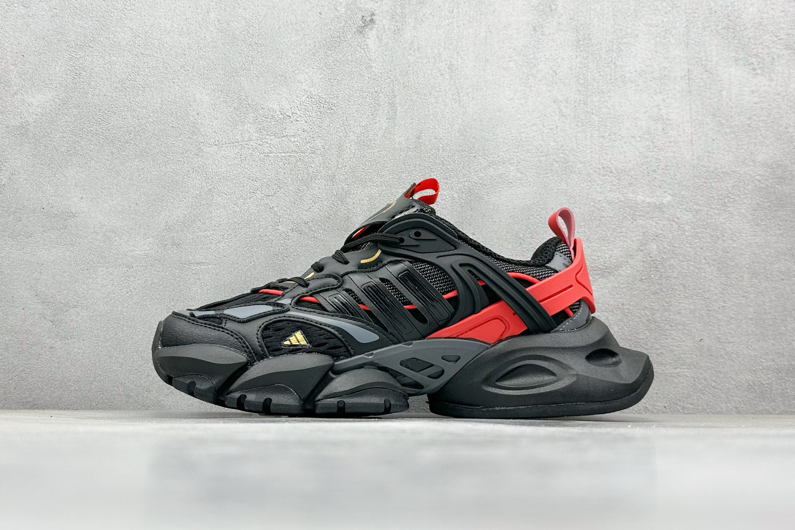 YH Adidas VENTO XLG DELUXE 潮流前卫科技 休闲运动老爹鞋 未来科技主义线条勾勒前卫张力 呈现饱满立体的3D感鞋身 浑厚中底搭载轻薄橡胶外底 皮革鞋面配合织物衬里 舒适脚感时刻在线交叉饰面错落点缀 跨越时代经典 科技潮感进阶 多元层次尽显 激活潮搭灵感 演绎先锋美学在纪元暮光中开启潮酷新型态 官方货号: JQ2974 编码:31